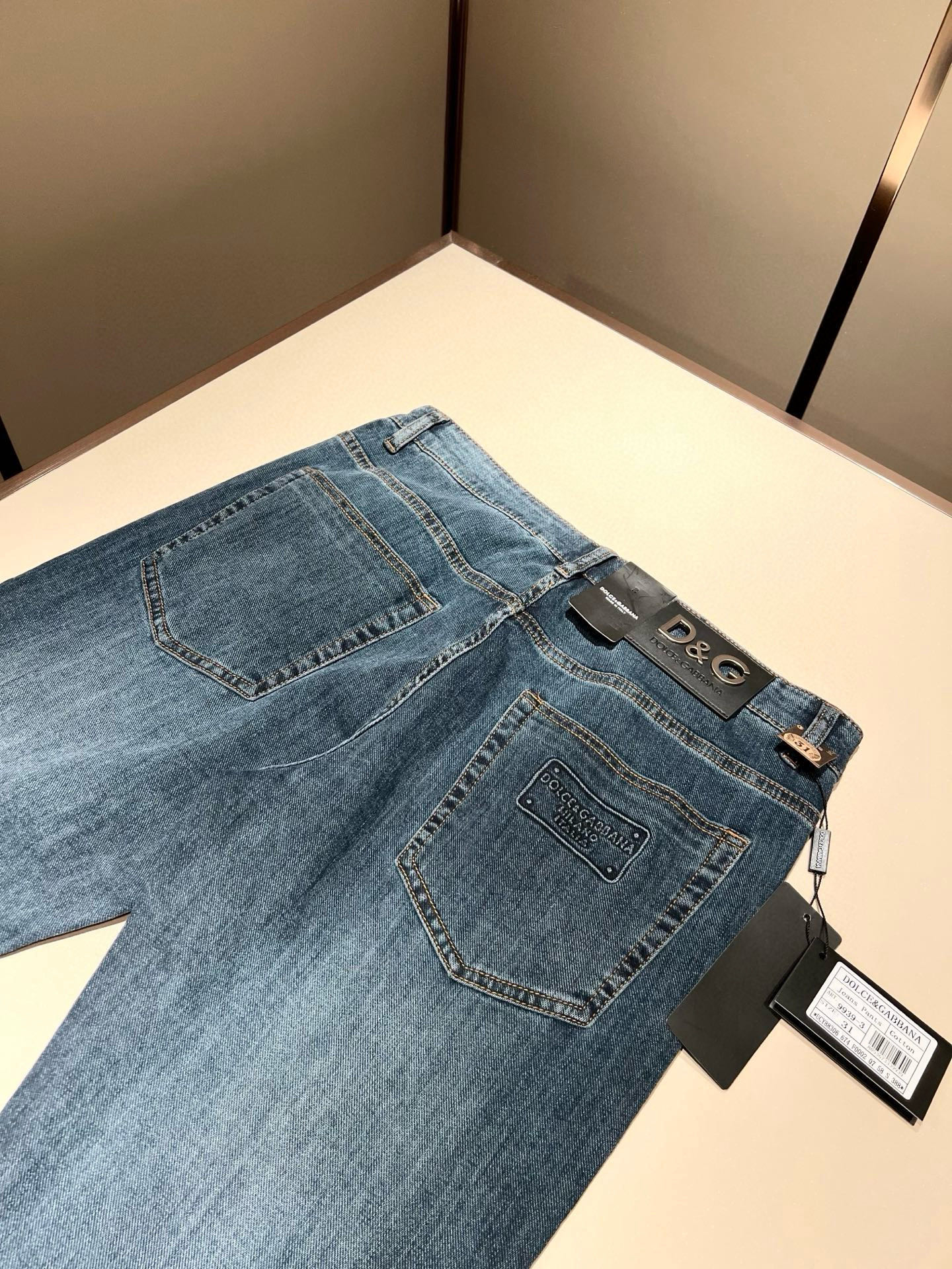 Dolce & 杜嘉*纳 2026春夏新品牛仔裤，水洗处理自然不易变形脱色、立体剪裁完美塑形面料质舒适柔