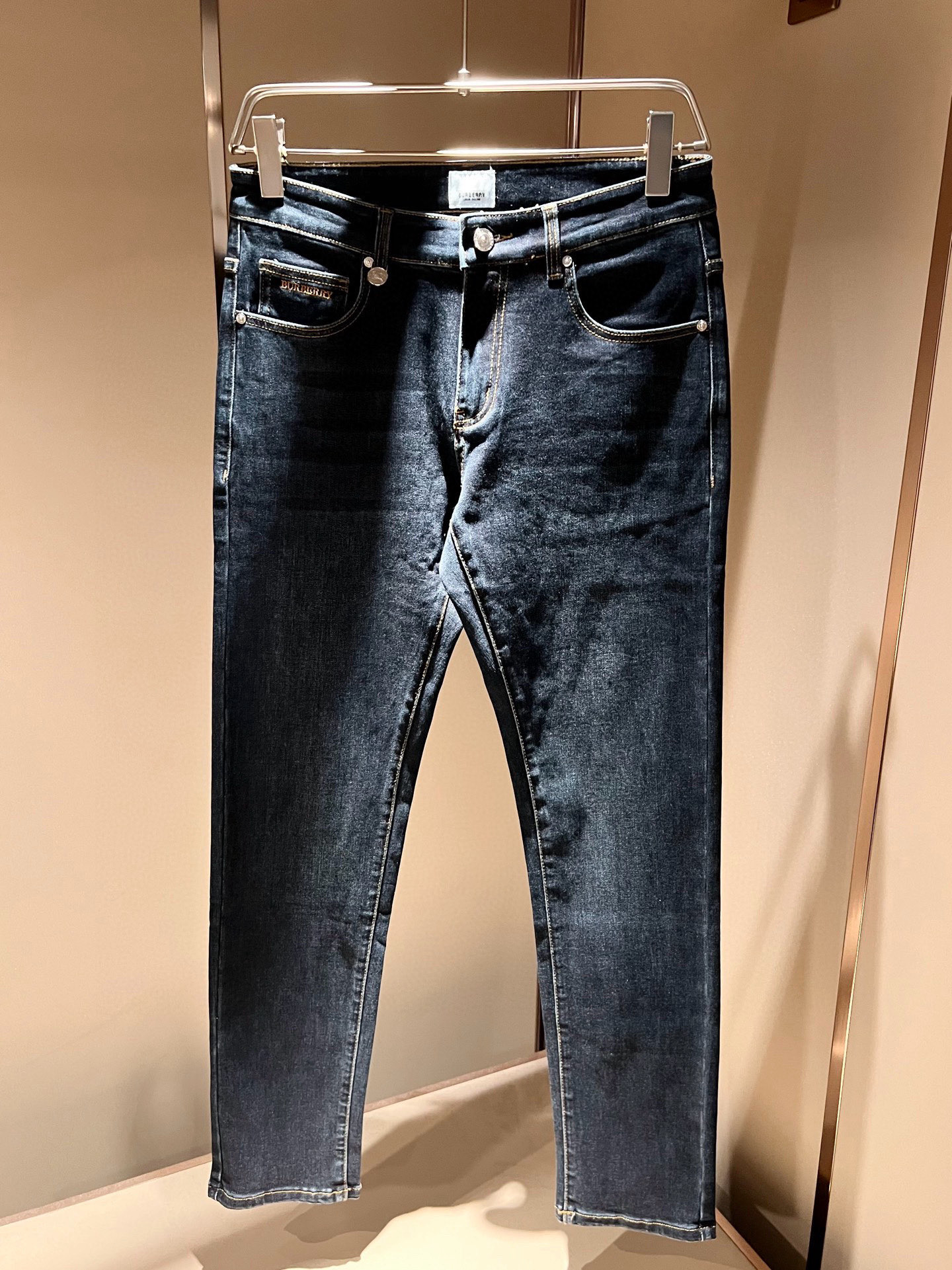 BURBER*Y巴*莉 2026春夏新品男士高端休闲百搭牛仔裤！对于BUR粉丝来说，这样大气的经典设计足