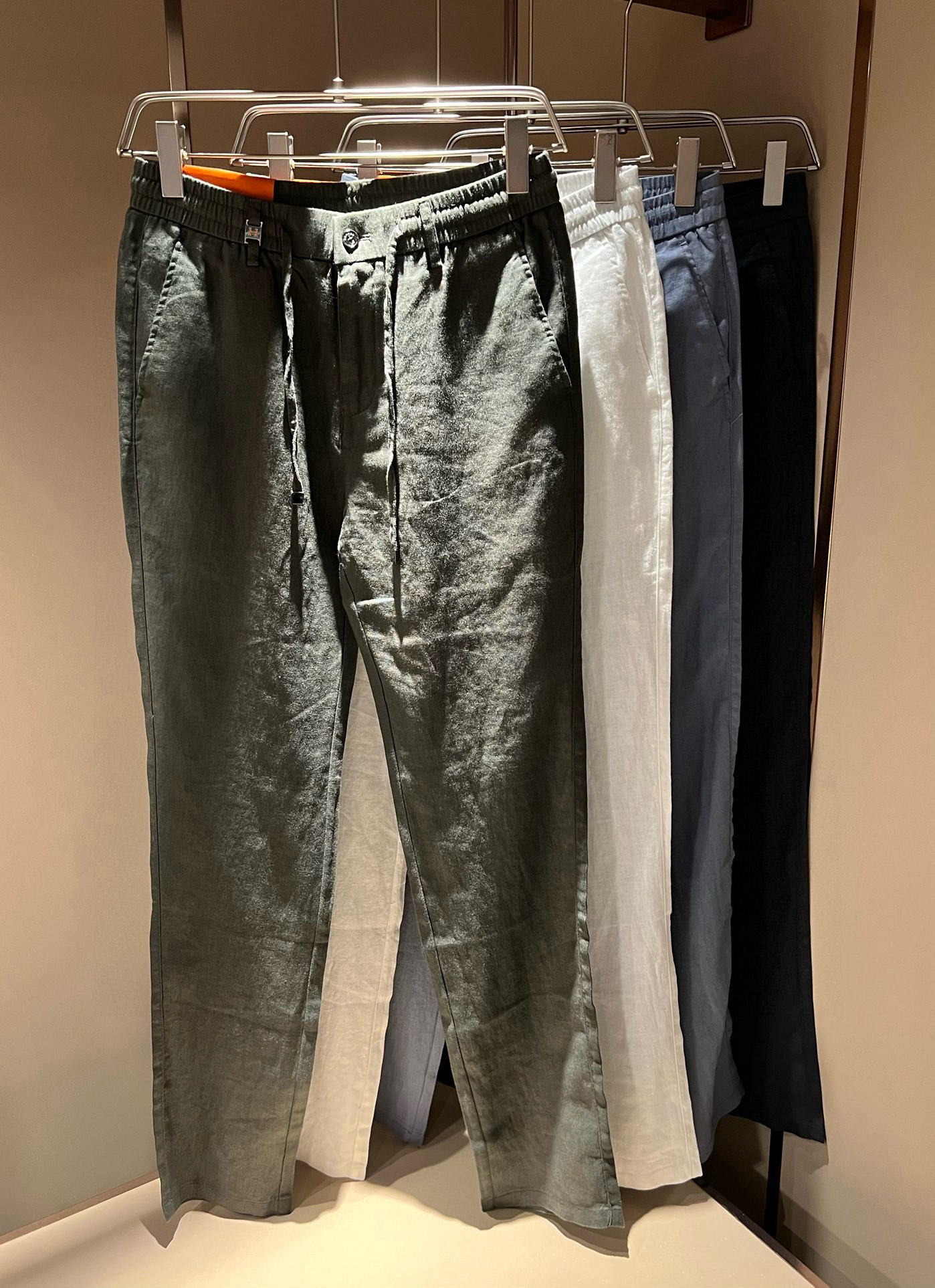 NO:746592,HERM*S 2026 spring and summer men's high-end pure linen casual pants overseas trading company channel orders!  Men's casual slim straight leg casual pants!  On sale at Shanghai Henglong store!  High-end, simple, very sophisticated in terms of craftsmanship and materials, the pursuit of quality is very rigorous and demanding, and every detail is used to prove its brand image!  The typical essence of the H family, the most representative logo H waistband design!  Customized original pure linen fabric!  The brand image of the H family is perfectly explained. The signature leather tag is also quite stunning. The brand LOGO is constructed. The fabric is perfectly transformed and sublimated. The heavy-duty environmentally friendly plant enzyme washing process has a unique retro style in the texture. It is quite brilliant. It is recognized as a universal and versatile color number that can withstand the test of any season!  Well cut, clean, crisp and neat!  Size M-4XL,,hermes,19860909HERM*S爱*仕 2026春夏男士高端纯亚麻休闲裤 海外贸易公司渠道订单 ！男士休闲修身直筒休闲裤！上海恒隆店在售！高级、简约,工艺和用料方面都颇为考究,对于品质的追求非常严谨和苛刻,用每一个细节来力证自身品牌形象！H家的典型精髓,极具代表性的标志H腰牌设计！定制原版纯亚麻面料！将H家的品牌形象完美阐释出来,招牌式的皮牌亦颇为惊艳,构建出品牌LOGO,面料得到完美蜕变和升华,重磅环保植物酵素水洗工艺,肌理有着独特的复古风格,相当出彩,公认的万能百搭色号,经得住任何季节的考验配色！剪裁精良,干净清爽且利落！尺码M-4XL,,hermes,,Men's clothing