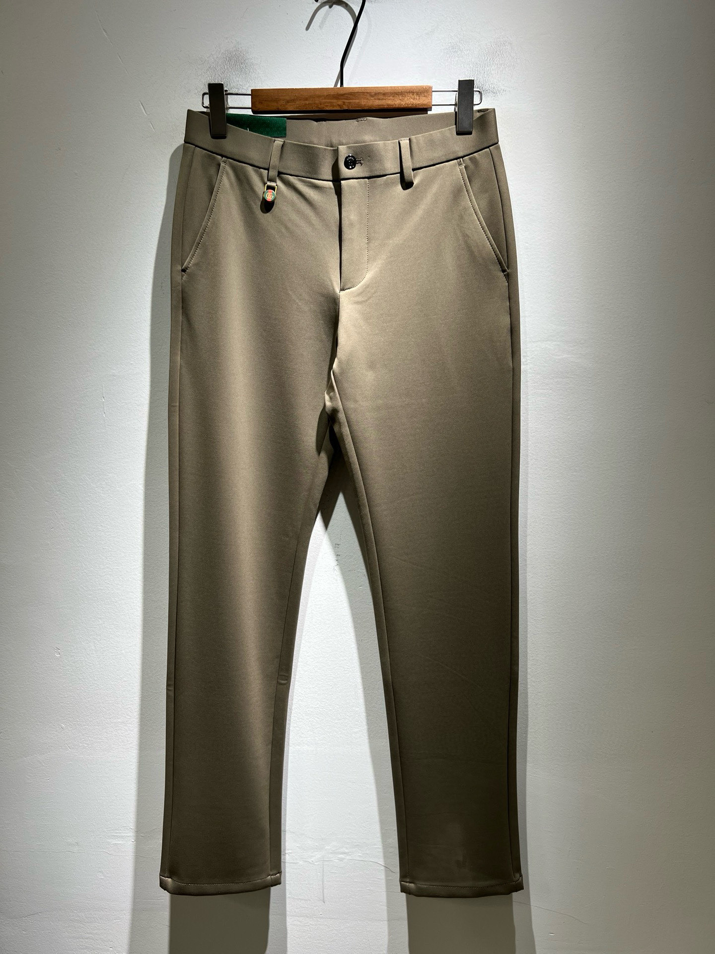 NO:746620,GUC*I Gujia 2026 spring and summer new fashion business casual trousers, casual trousers are made of 98 cotton.2 spandex, twill texture...showing the natural drape of the trousers, outlining ease and elegance. Daily wear is more comfortable, and the anti-wrinkle fabric shows natural elegance, adding a sense of casual fashion to the overall look!  Elegance may be everywhere, but it always meets us inadvertently. Men's elegance can also be weird and hard to touch that subverts imagination. It is inclusive and full of surprise highlights, customized original logo hardware design!  Breaking the traditional cut and design of men's trousers, and undertaking the perfect match. Size 30-4037 39,,gucci,gucci,19860909GUC*I古家 2026春夏新款时尚商务休闲西裤,休闲西裤物料选用98棉.2氨纶 ,斜纹肌理....展现西裤自然垂坠感勾勒出自若与儒雅.日常穿着更加舒适,抗皱面料展现天生优雅,令整体造型增添随性时尚感！优雅或许无处不在,却总在不经意间与我们不期而遇,男士优雅也可以是颠覆想象的古怪又难以触摸.兼容并蓄,充满惊喜的亮点展现,定制原版logo五金设计！打破传统男士西裤的剪裁和设计,承接的完美搭配 .尺码30-4037 39,,gucci,gucci,,Men's clothing