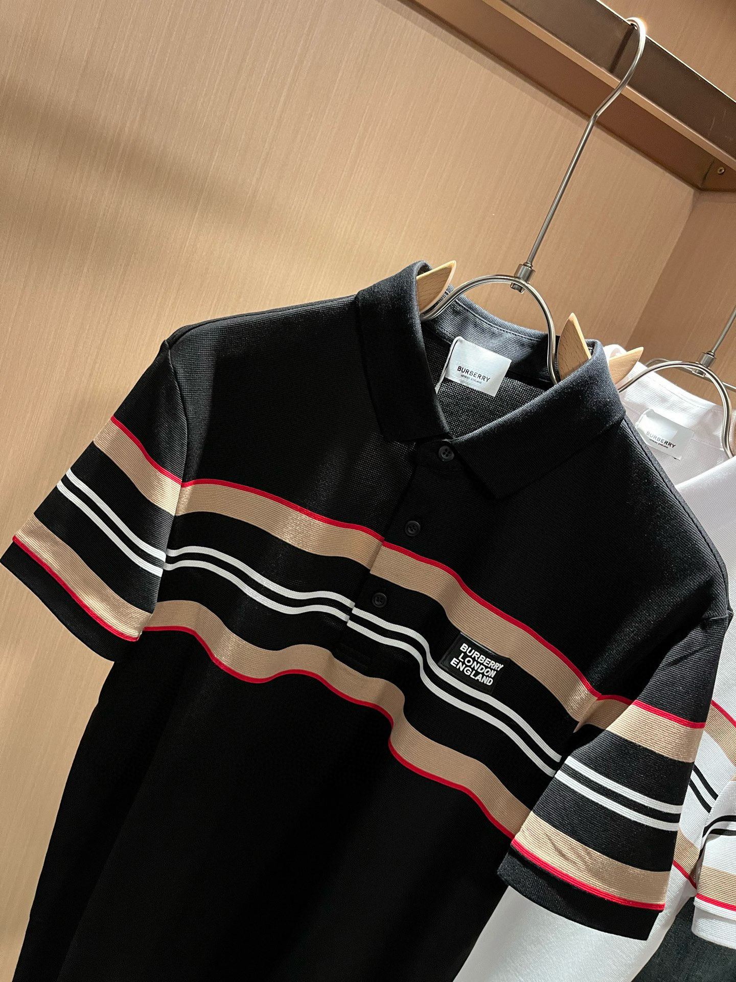 Bur*erry 巴*莉 2026春夏新款男士短袖Polo衫，品牌最新设计元素！既不单调也不复杂,恰到好