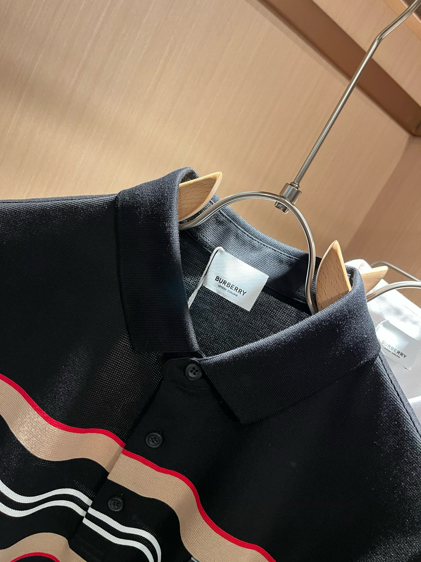 Bur*erry 巴*莉 2026春夏新款男士短袖Polo衫，品牌最新设计元素！既不单调也不复杂,恰到好