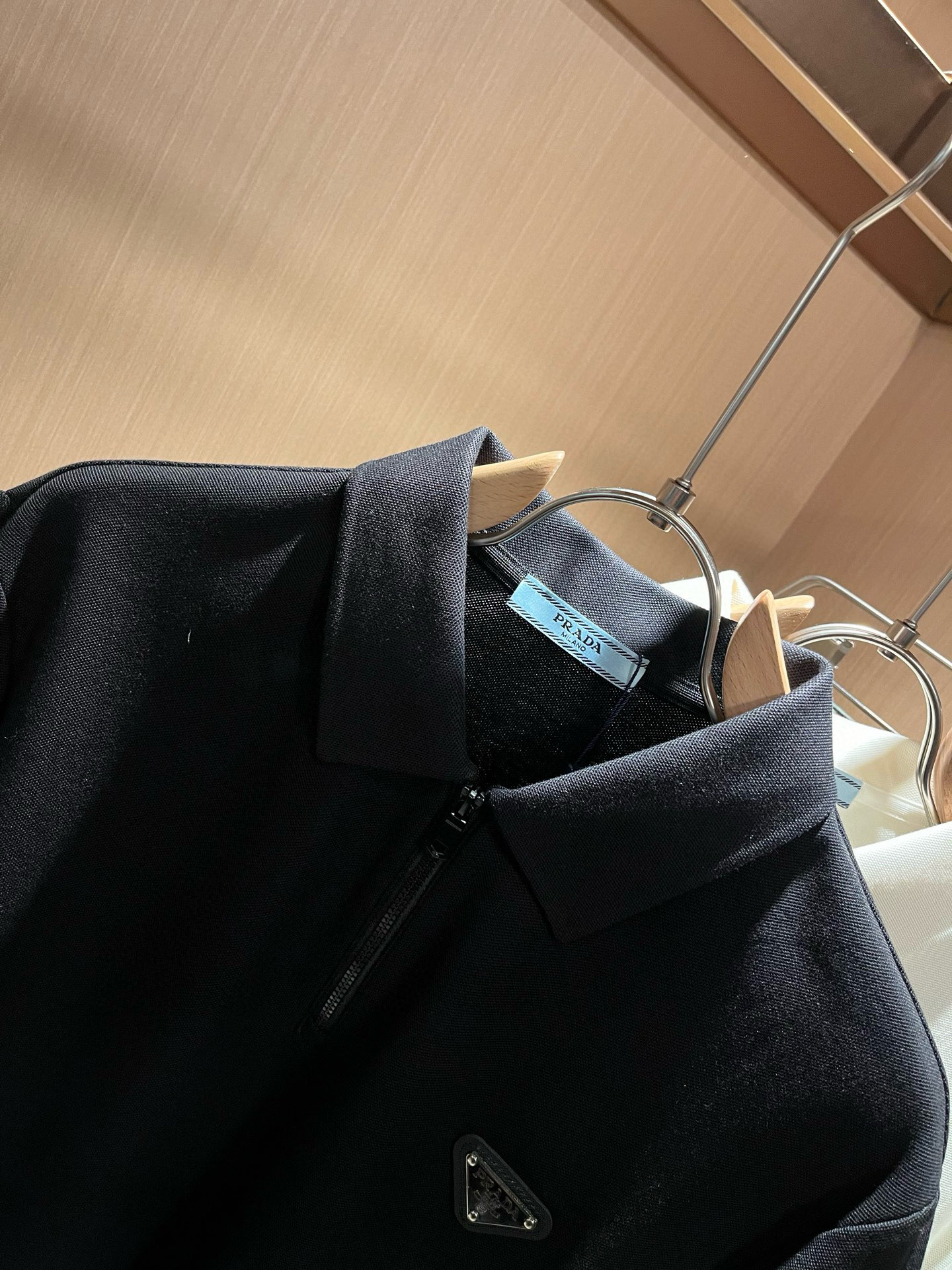 Prad*普*达 2026春夏季新款经典元素短袖Polo衫，经典大方的款式，可以穿十年都还是流行的那种，