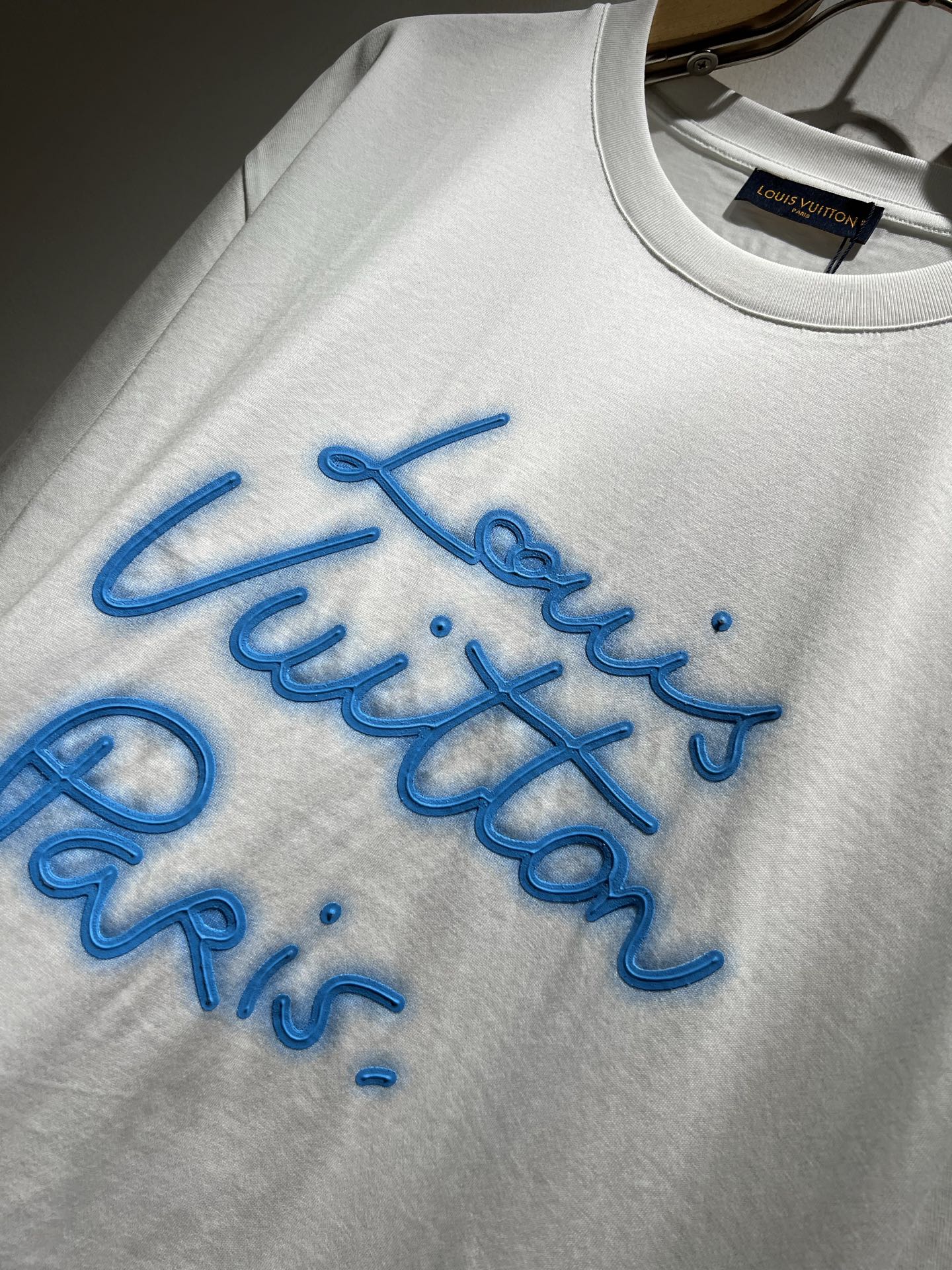 LouisVuitt*路易*登 2026春夏全新系列单品上线，非常时髦前卫的一款男女同款短袖T恤，标识l
