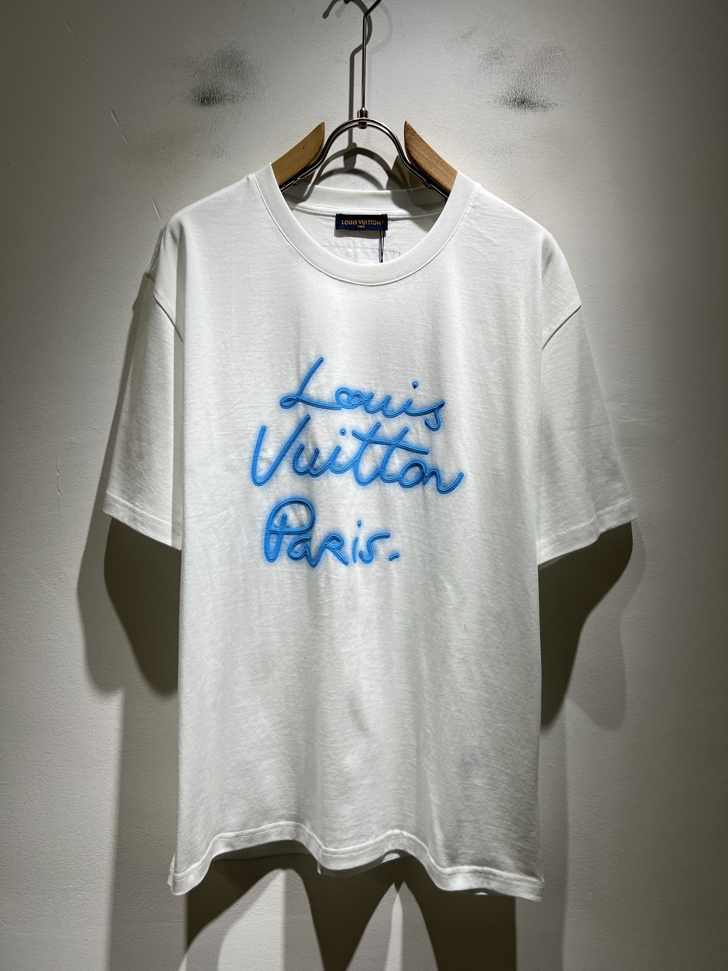 LouisVuitt*路易*登 2026春夏全新系列单品上线，非常时髦前卫的一款男女同款短袖T恤，标识l