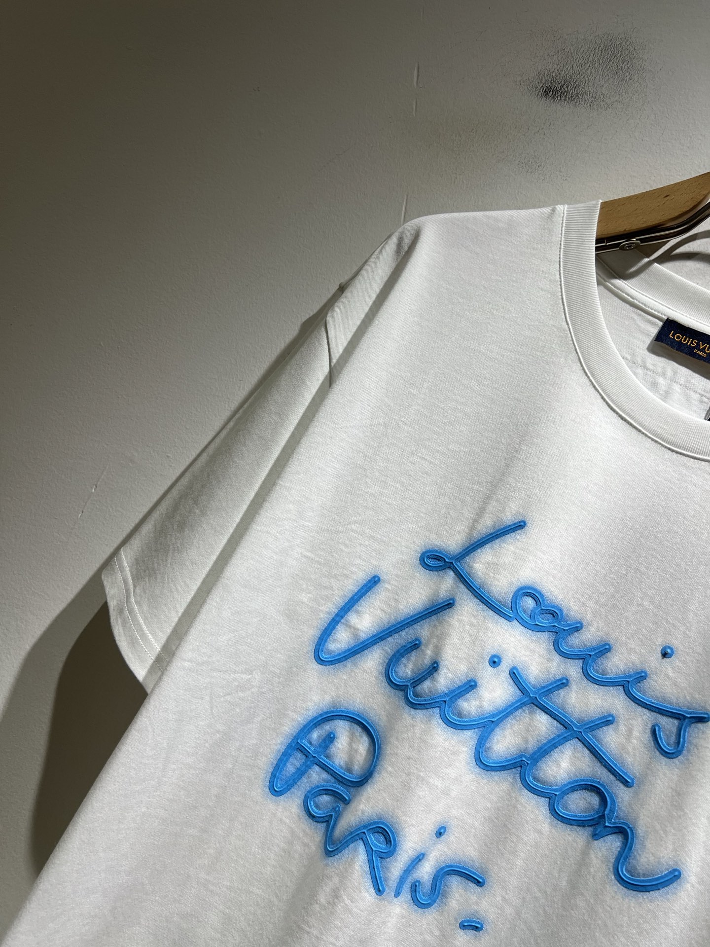LouisVuitt*路易*登 2026春夏全新系列单品上线，非常时髦前卫的一款男女同款短袖T恤，标识l