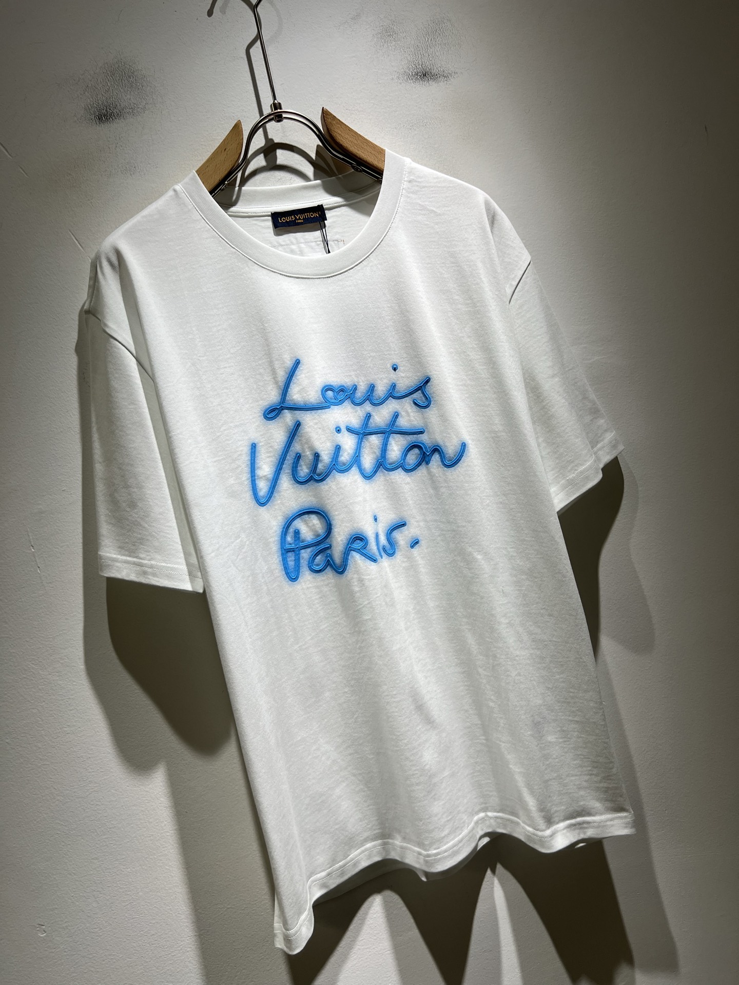 LouisVuitt*路易*登 2026春夏全新系列单品上线，非常时髦前卫的一款男女同款短袖T恤，标识l