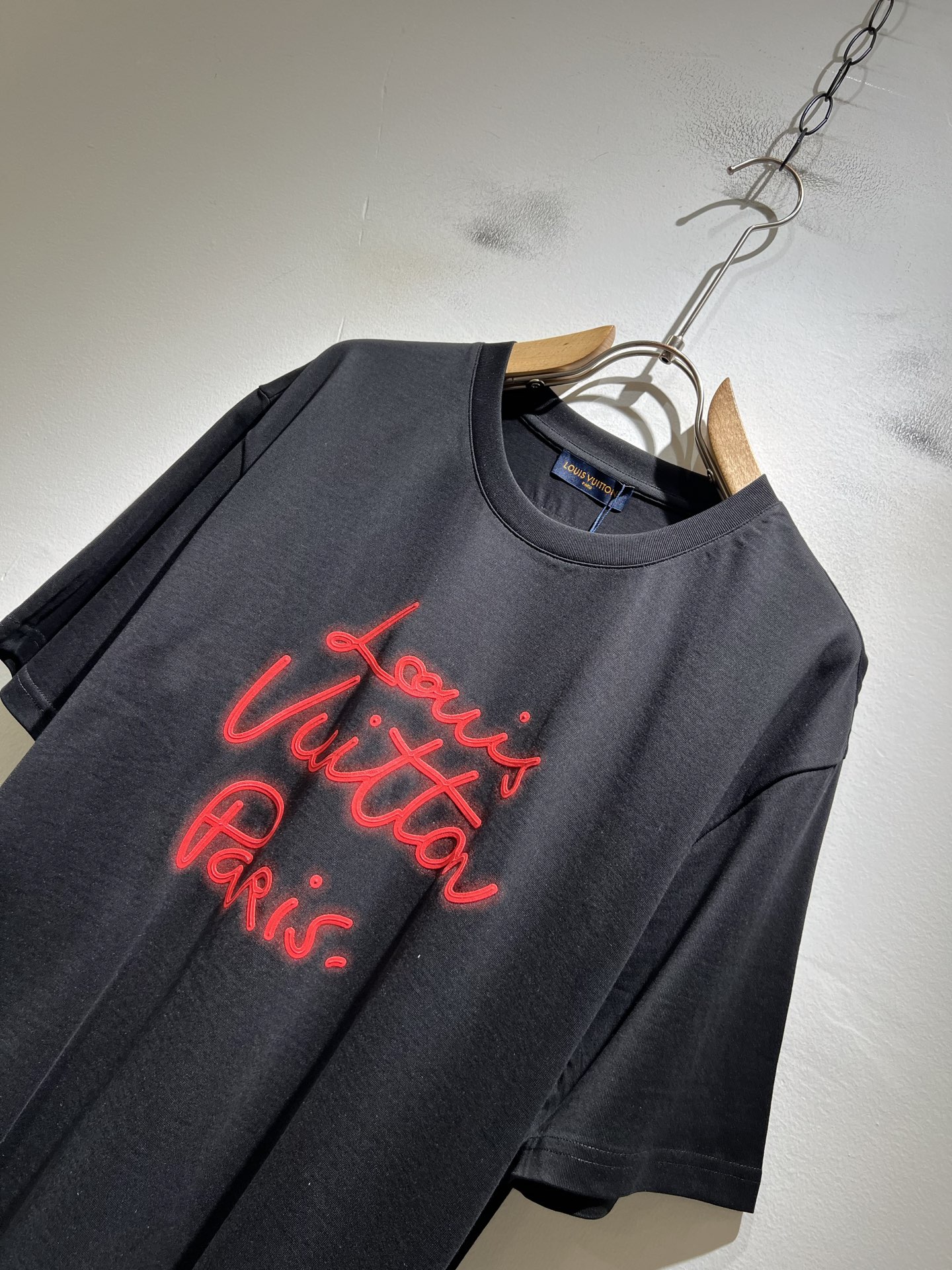 LouisVuitt*路易*登 2026春夏全新系列单品上线，非常时髦前卫的一款男女同款短袖T恤，标识l