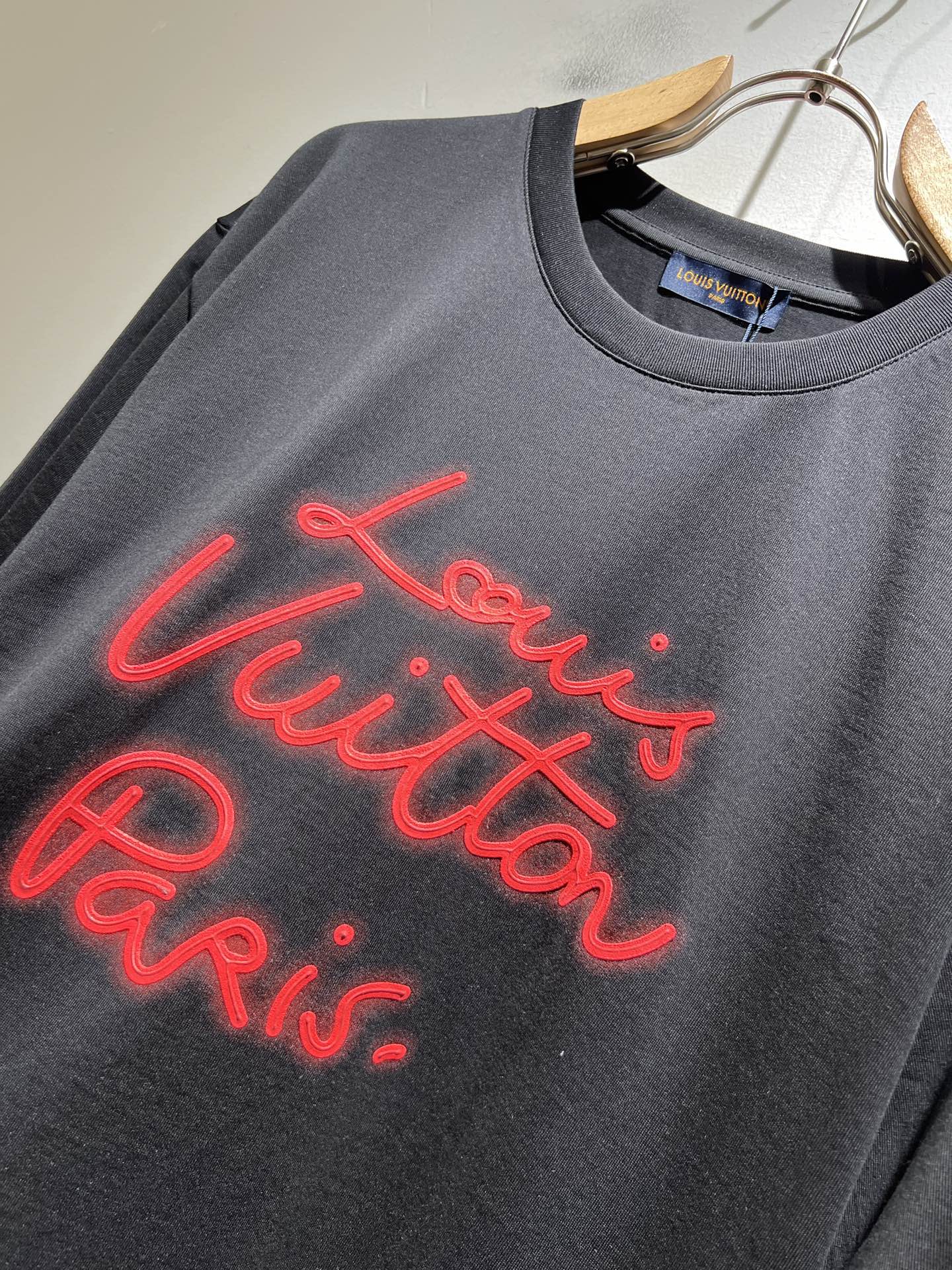LouisVuitt*路易*登 2026春夏全新系列单品上线，非常时髦前卫的一款男女同款短袖T恤，标识l