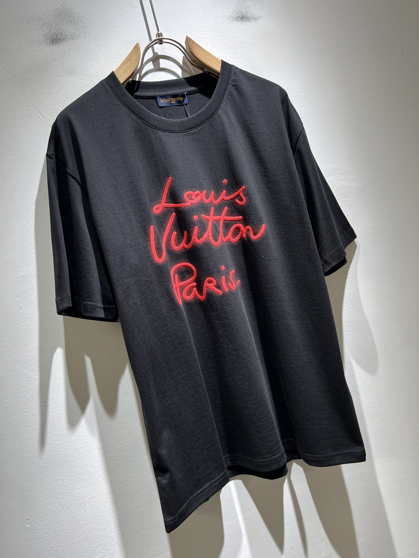 LouisVuitt*路易*登 2026春夏全新系列单品上线，非常时髦前卫的一款男女同款短袖T恤，标识l