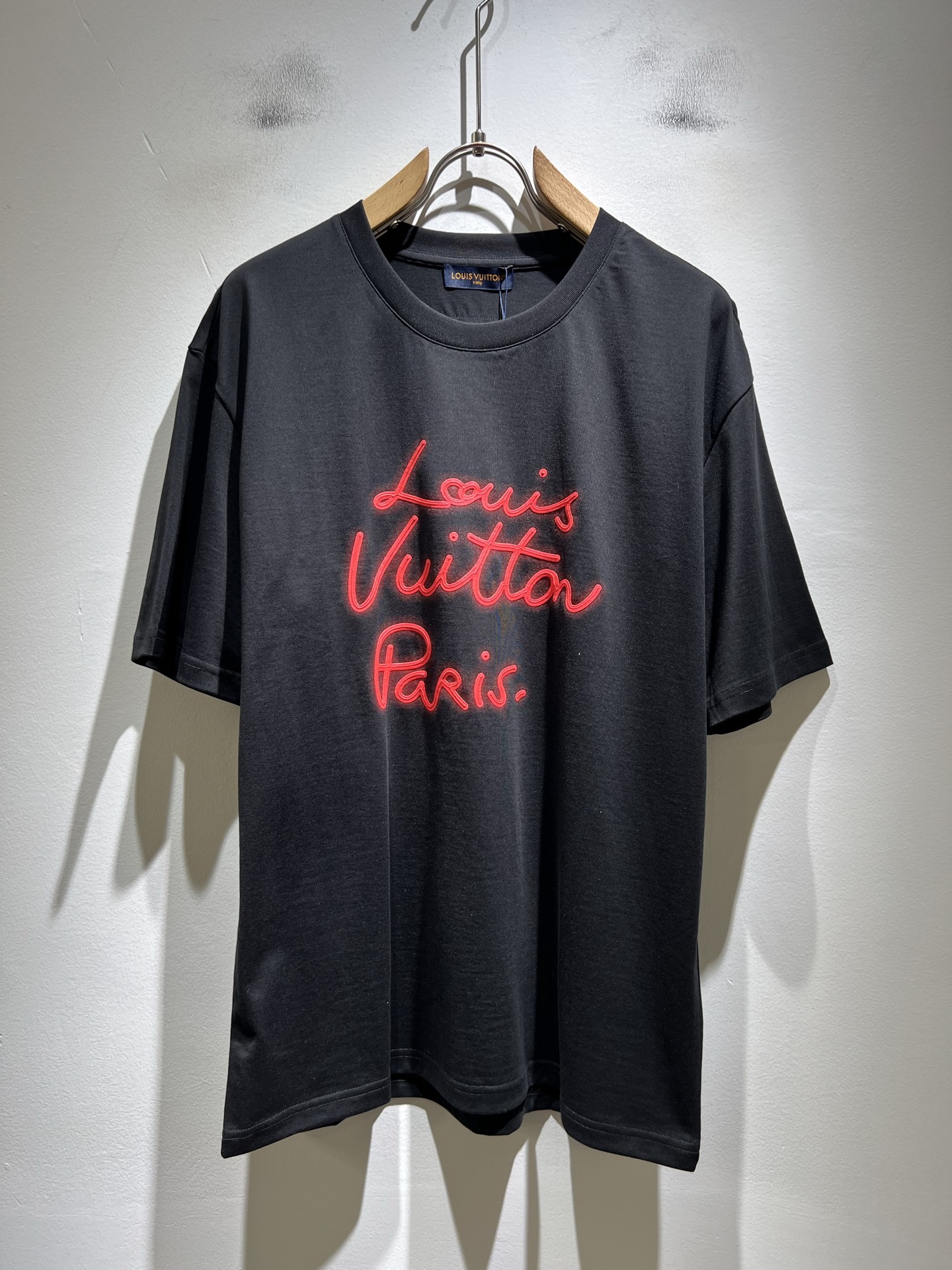 LouisVuitt*路易*登 2026春夏全新系列单品上线，非常时髦前卫的一款男女同款短袖T恤，标识l