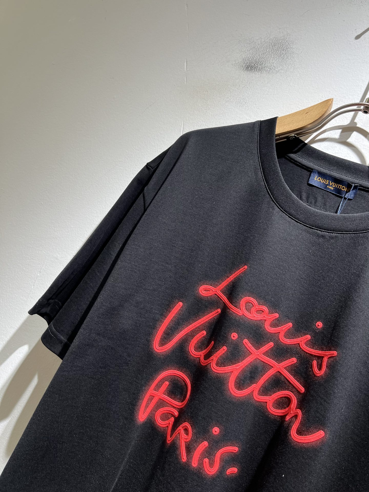 LouisVuitt*路易*登 2026春夏全新系列单品上线，非常时髦前卫的一款男女同款短袖T恤，标识l