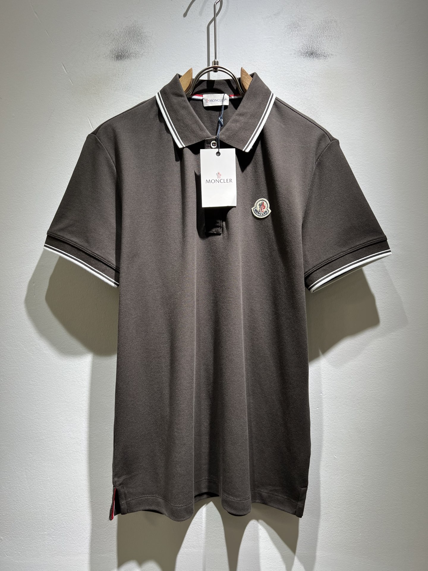 NO:746628,MON Meng**kou 2026 spring and summer new men's original men's short-sleeved POLO shirts, products from trading companies, are on sale simultaneously on the official website!  This type of basic item is a must-have item every season. It is supplied with imported pique cotton, which has both comfort and breathability. It has perfect overall visual value and is decorated with a logo badge!  A highly wearable item!  Standard cut, comfortable stretch, unrestricted movement!  The design of the lapels not only meets the needs of simple style, but also has strong practicality and high-end atmosphere!  Universal and versatile style. Sizes M-3XL, T-shirt,19860909MON蒙**口2026春夏新款男士原单男士短袖POLO衫,贸易公司货,官网同步发售！此类型的基础单品是每季必出现的,客供进口珠地纯棉,舒适性与透气性兼备,整体视觉值满分,标志logo徽章修饰！穿搭率极高的单品！版型剪裁标准,伸展舒适,运动无拘束！翻领的设计在满足简约的风格上的需求同时,实穿性强,高端大气上档次！ 万能百搭款.尺码M-3XL,,T-shirt,,Men's clothing