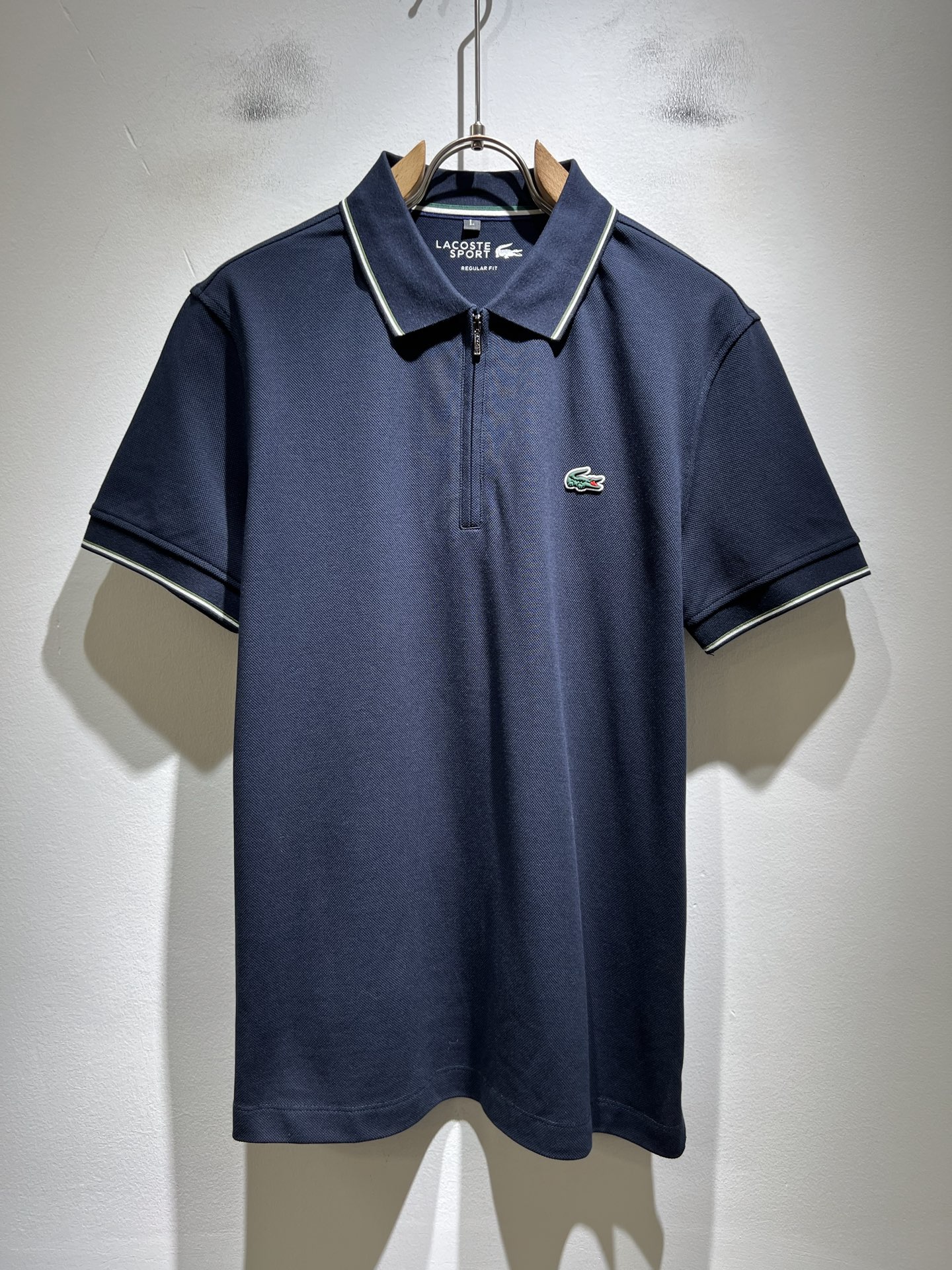 NO:746632,LACOSTE French Crocodile 2026 spring and summer men's latest trade order short-sleeved Polo shirt, in full condition!  !  The chest is designed with a logo pattern laminated on it!  Customized pure cotton fabric!  The upper body is comfortable and breathable, not stiff, and the overall body has a rich three-dimensional feel. It is a quality export order and is customized with exclusive pure cotton fabric tailoring to meet the simple needs of commuters. The upper body effect is very good, slimming, and not picky about the figure. The fabric workmanship... is impeccable. Only good craftsmanship and good fabrics can make you wear a good taste. It is a must-have item for everyone!  Size M-3XL,,T-shirt,19860909LACOSTE法国鳄鱼 2026春夏男士最新的贸易订单短袖Polo衫,全品相！！胸前采用logo图案压胶设计！定制纯棉面料！上身舒适透气,不僵硬,整体有着丰富的立体感,品质出口订单,定制专属纯棉面料剪裁,满足通勤人们对于着装的简约需求,上身效果很好,显瘦,不挑剔身材.面料做工....无可挑剔,好工艺好面料才能穿出好品味一款,人手必备单品！尺码M-3XL,,T-shirt,,Men's clothing