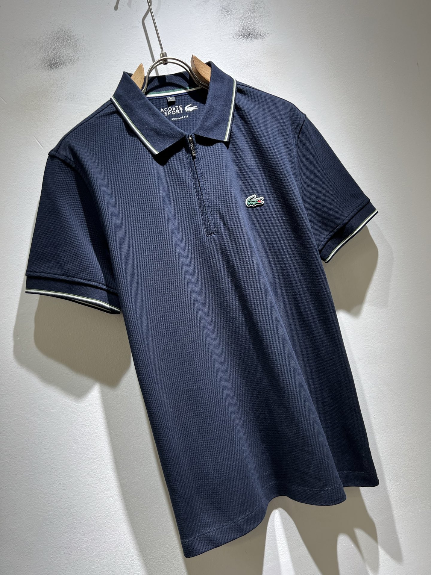 LACOSTE法国鳄鱼 2026春夏男士最新的贸易订单短袖Polo衫，全品相！！胸前采用logo图案压胶
