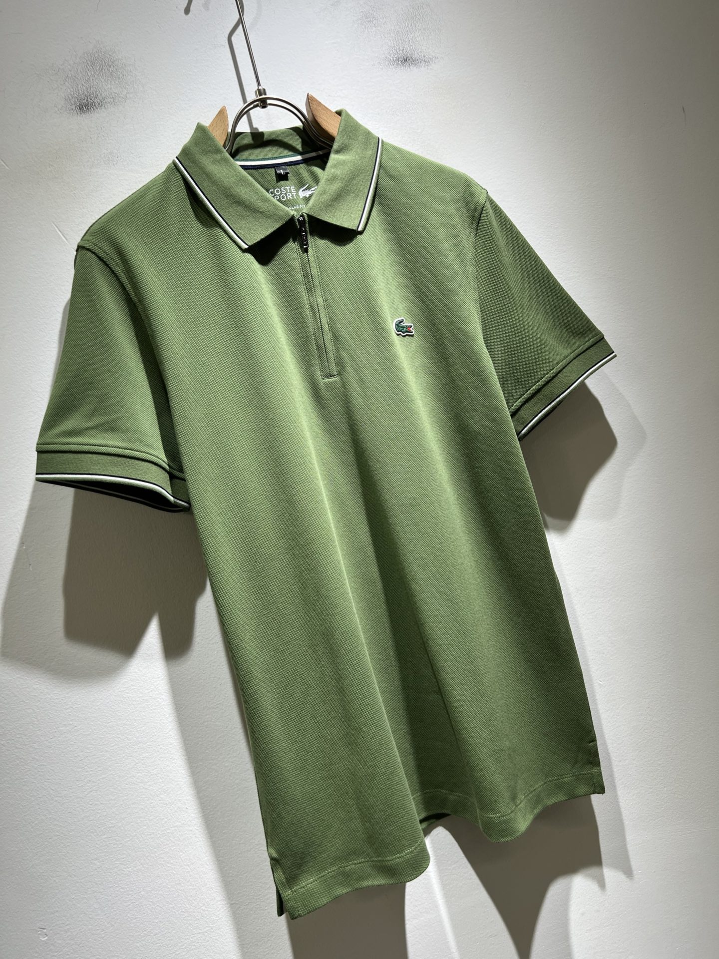 LACOSTE法国鳄鱼 2026春夏男士最新的贸易订单短袖Polo衫，全品相！！胸前采用logo图案压胶