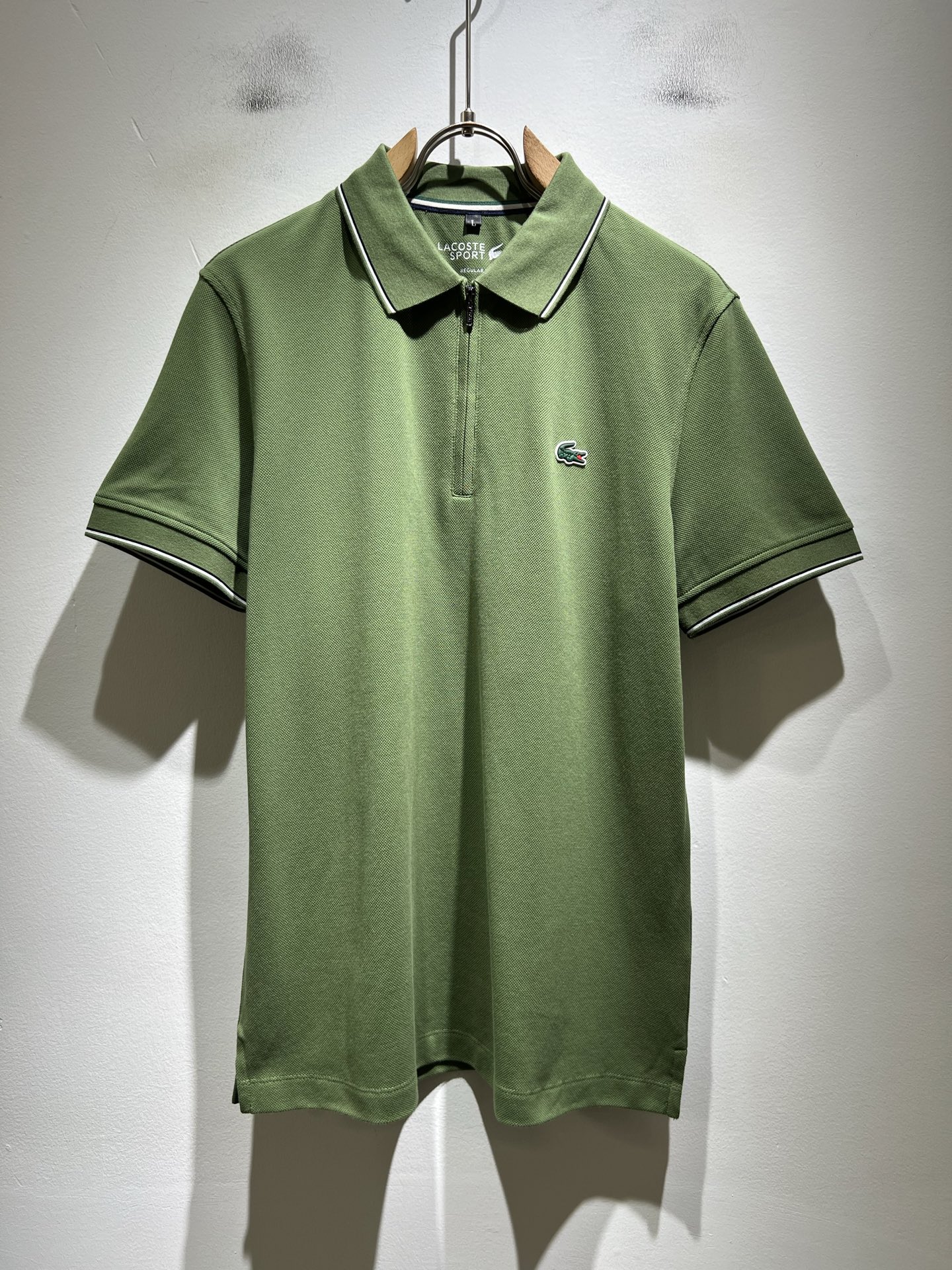 NO:746634,LACOSTE French Crocodile 2026 spring and summer men's latest trade order short-sleeved Polo shirt, in full condition!  !  The chest is designed with a logo pattern laminated on it!  Customized pure cotton fabric!  The upper body is comfortable and breathable, not stiff, and the overall body has a rich three-dimensional feel. It is a quality export order. It is customized with exclusive pique cotton fabric tailoring to meet the simple needs of commuters. The upper body effect is very good, slimming, and not picky about the figure. The fabric workmanship... is impeccable. Only good craftsmanship and good fabrics can make you wear a good taste. It is a must-have item for everyone!  Size M-3XL,,T-shirt,19860909LACOSTE法国鳄鱼 2026春夏男士最新的贸易订单短袖Polo衫,全品相！！胸前采用logo图案压胶设计！定制纯棉面料！上身舒适透气,不僵硬,整体有着丰富的立体感,品质出口订单,定制专属珠地纯棉面料剪裁,满足通勤人们对于着装的简约需求,上身效果很好,显瘦,不挑剔身材.面料做工....无可挑剔,好工艺好面料才能穿出好品味一款,人手必备单品！尺码M-3XL,,T-shirt,,Men's clothing