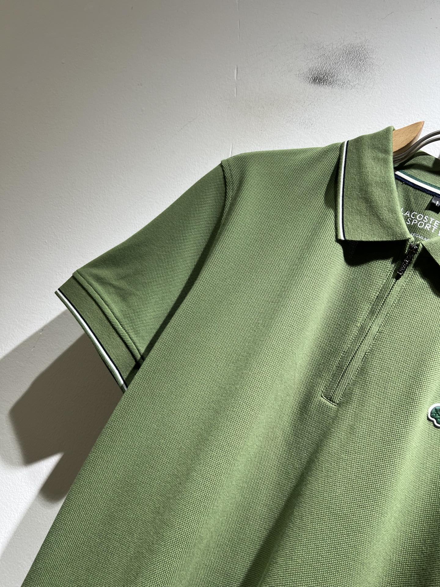 LACOSTE法国鳄鱼 2026春夏男士最新的贸易订单短袖Polo衫，全品相！！胸前采用logo图案压胶