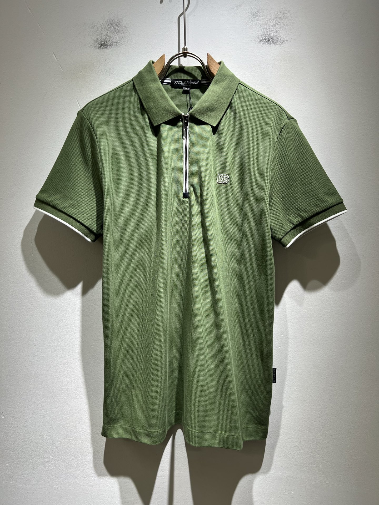 NO:746626,Dolce&Gabba*a 2026 spring and summer new men's short-sleeved Polo shirts are on sale at the counter simultaneously!  Customized exclusive piqué cotton fabric, chest logo pattern laminated design!  Simple and elegant, easy to match and versatile, extremely high-grade, perfectly integrated into fashion and style, it is a top-notch fashionable style that is perfect for outer wear!  The whole thing gives people a natural feeling!  The ultimate classic and versatile short-sleeved T-shirt, using the latest three-dimensional logo element laminated texture!  The ultimate heavy work, the ultimate perfection!  Fans who pursue high quality should rush to buy it by themselves, and we sincerely invite all fans who know the goods to appreciate this model together!  !  Size M-3XL,,Dolce&Gabbana,Dolce&Gabbana,T-shirt,tees,t-shirt,19860909Dolce&Gabba*a 杜嘉*纳2026春夏新款男士短袖Polo衫,专柜同步发售！定制专属珠地棉面料,胸前logo图案压胶工艺设计！简约大方,从容百搭,档次极高,完美融入时尚还有风情感一款完美符合外穿的顶尖时髦气质款！整体给人浑然天成的感觉！极致经典的百搭型短袖T恤,采用最新的立体logo元素压胶质感！极致的重工极致的完美！追求高品质的粉丝们请自行抢购,诚邀所有识货的粉丝一同鉴赏此款！！尺码M-3XL,,Dolce&Gabbana,Dolce&Gabbana,T-shirt,tees，t-shirt,,Men's clothing