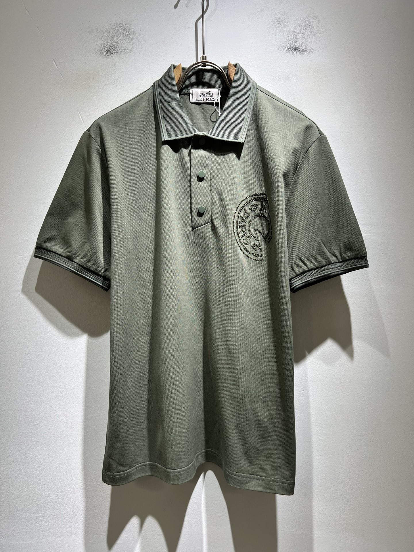 NO:746624,Her*mes 2026 spring and summer new men's short-sleeved Polo shirt, a newly upgraded and versatile basic style, low-key luxury, a choice of quality!  Made of high-quality piqué cotton, it has good hygroscopicity, is comfortable and breathable, and allows you to enjoy a light and comfortable wearing experience. It has super vertical performance, meticulous craftsmanship, and is highly recognizable. It shows the new brand's classic perfect fit design and the logo embroidery design on the chest!  The tailoring is precise and simple. The style is simple and elegant, and it can show fashionable charm in daily leisure life. Sizes M-3XL, T-shirt,19860909Her*mes爱*仕2026春夏新款男士短袖Polo衫,全新升级百搭基础款,低调奢华,品格之选！甄选优质精选珠地棉打造而成,吸湿性好,舒适透气,享受轻薄轻松自在的穿着体验,有着超强的垂直性能,工艺细致,辨识度极高,展现全新品牌经典完美版型设计,胸前logo图案刺绣设计！在裁剪上精准到位.简约大气风格,又能在日常休闲生活中展现时尚魅力.尺码M-3XL,,T-shirt,,Men's clothing