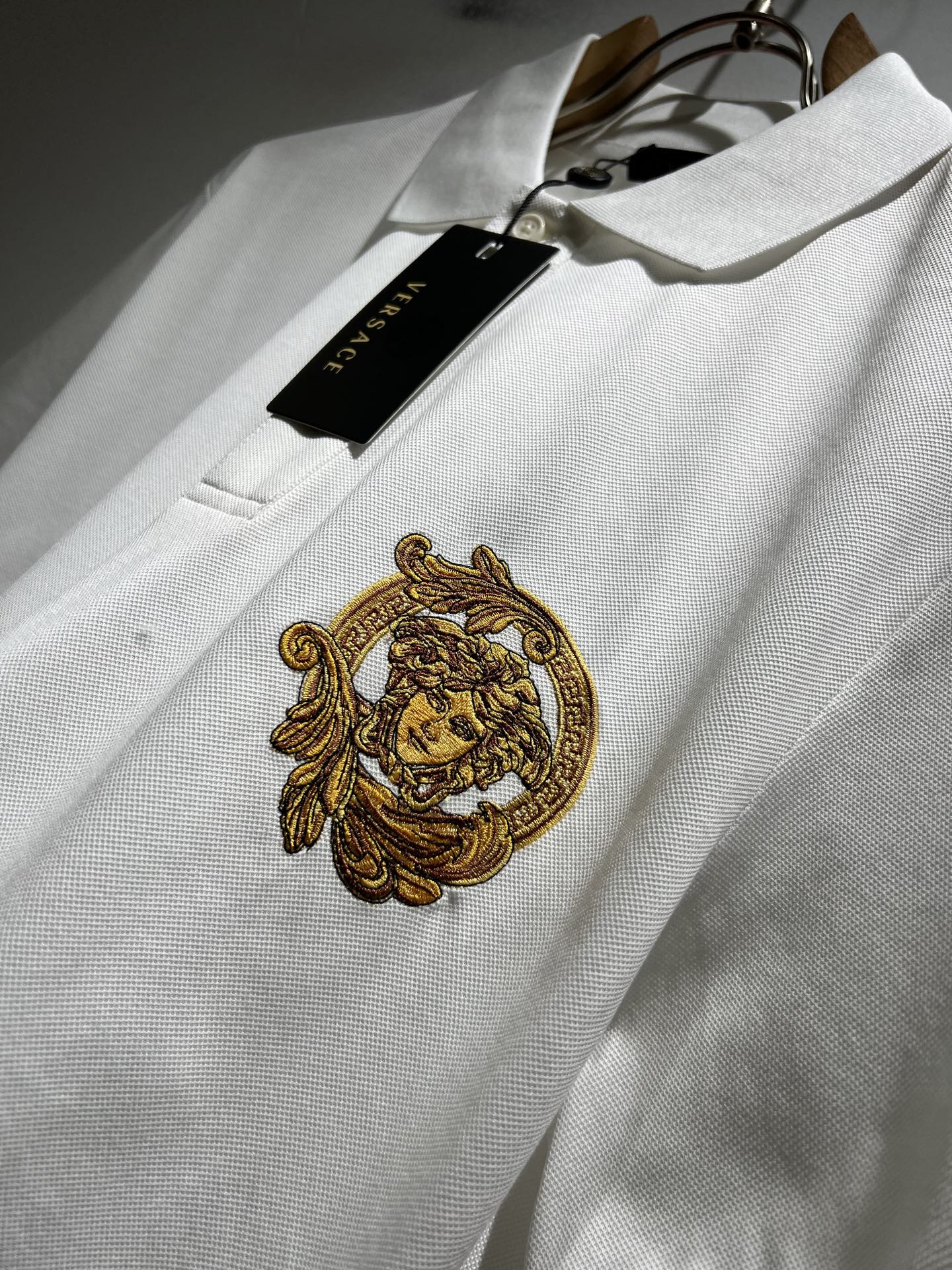 VER**CE范*哲 2026春夏新款新品！贸易渠道订单，美杜莎女王刺绣LOGO翻领Polo衫意大利制作