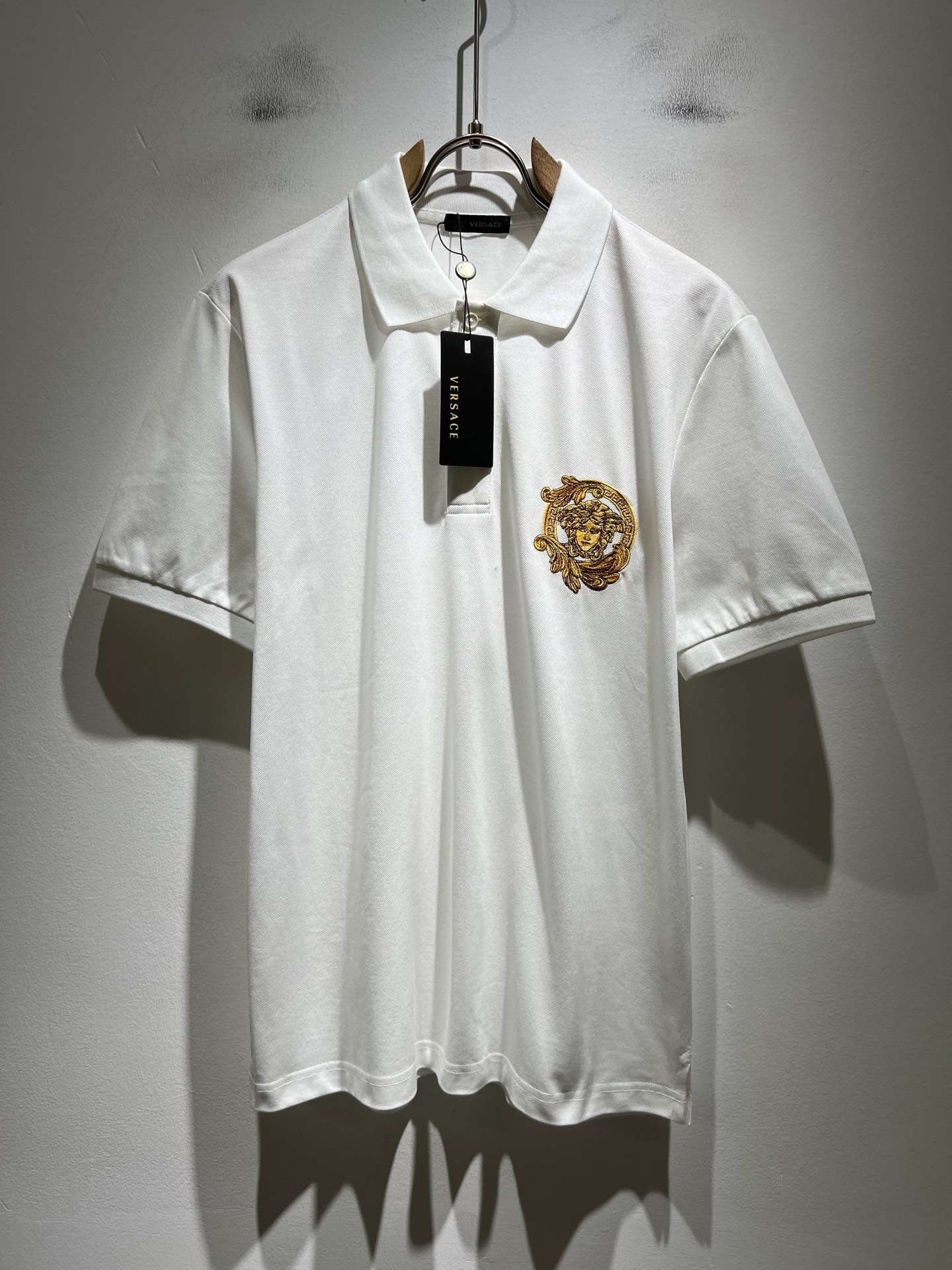 VER**CE范*哲 2026春夏新款新品！贸易渠道订单，美杜莎女王刺绣LOGO翻领Polo衫意大利制作
