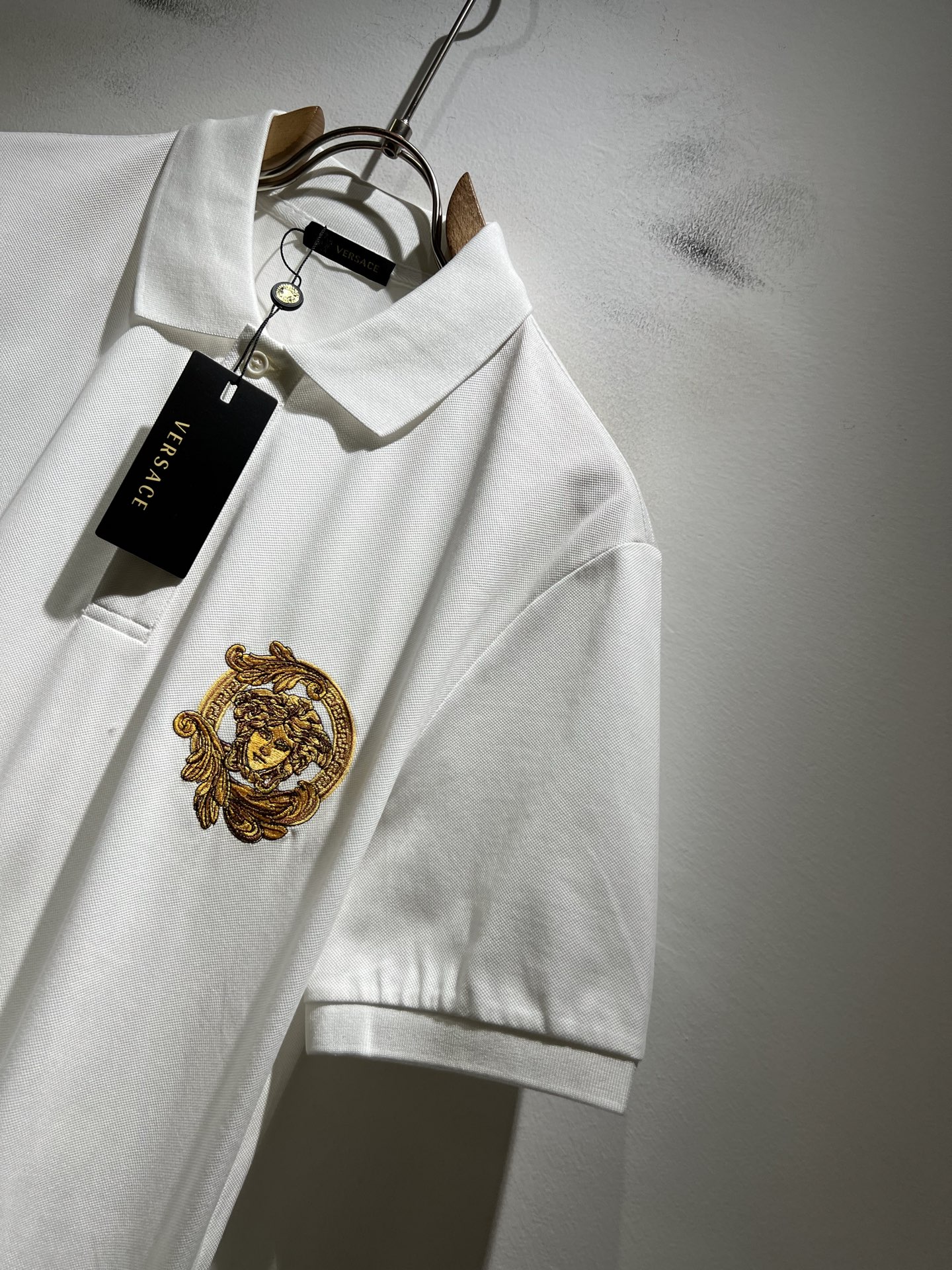 VER**CE范*哲 2026春夏新款新品！贸易渠道订单，美杜莎女王刺绣LOGO翻领Polo衫意大利制作