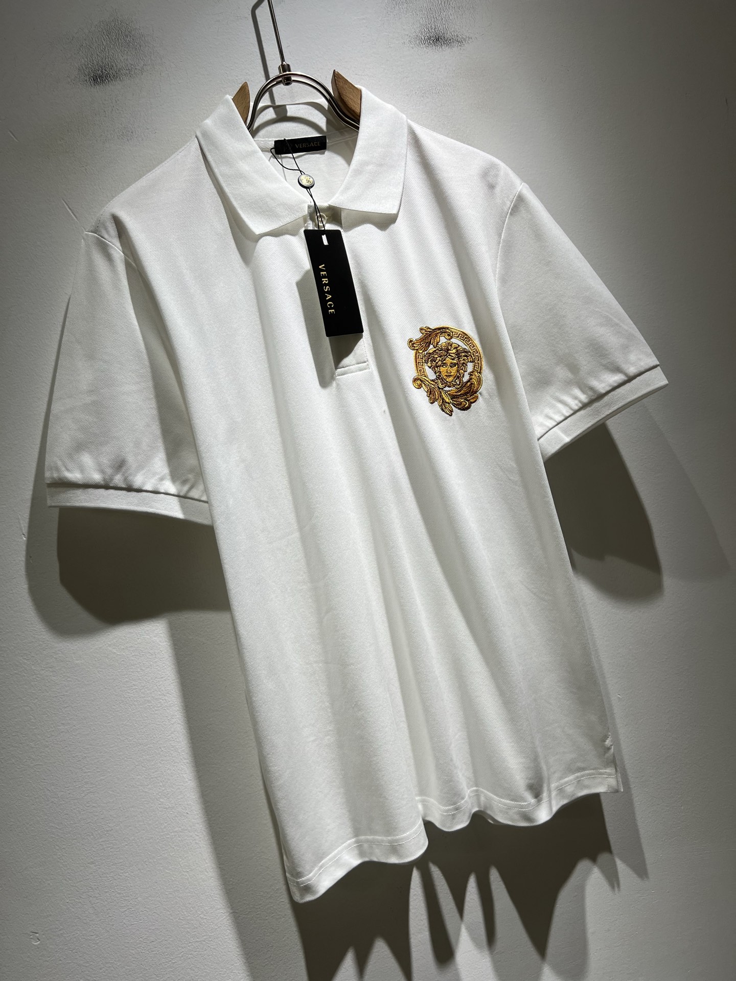 VER**CE范*哲 2026春夏新款新品！贸易渠道订单，美杜莎女王刺绣LOGO翻领Polo衫意大利制作