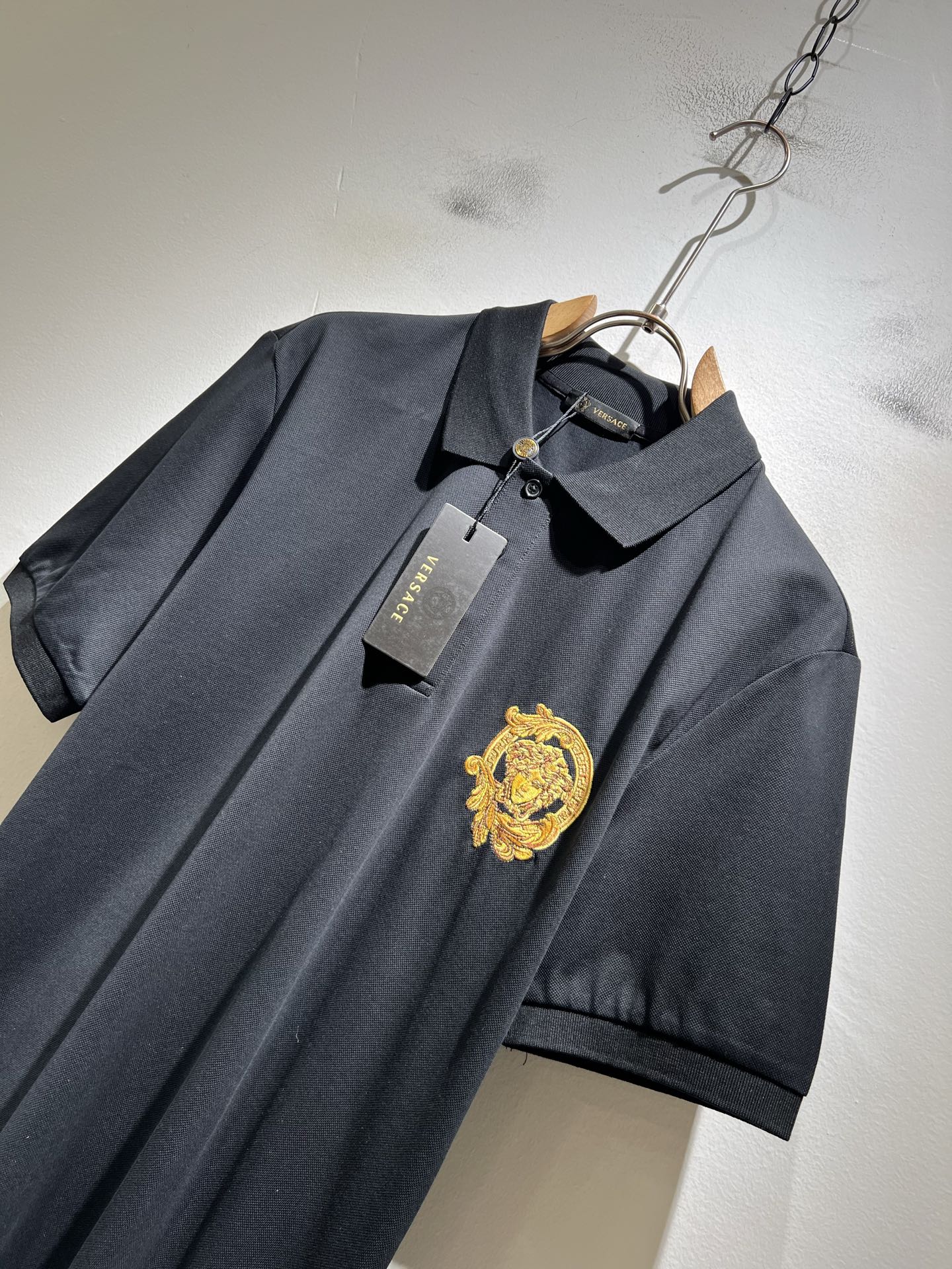 VER**CE范*哲 2026春夏新款新品！贸易渠道订单，美杜莎女王刺绣LOGO翻领Polo衫意大利制作