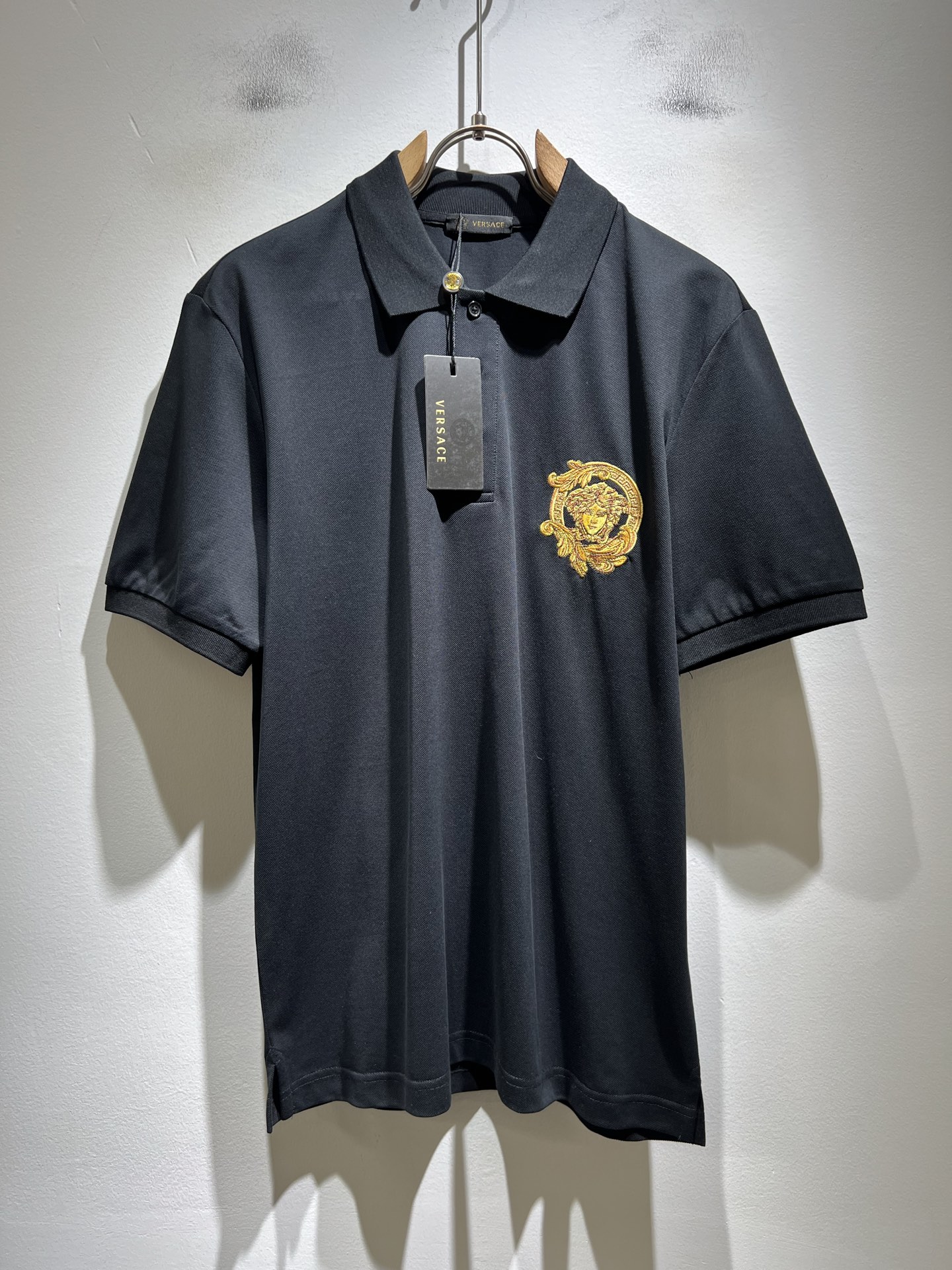 NO:746622,VER**CE Fan*zhe 2026 spring and summer new products!  Trade channel order, Queen Medusa embroidered LOGO lapel polo shirt made in Italy, luxury quality achieves fashion status!  Selected customer-supplied piqué cotton fabrics are produced through the printing process. The sense of detail and softness are unparalleled, and the breathability is refreshing and pleasant. It is the first choice for elegant men to show off their high-profile beauty, and the exquisite craftsmanship is impeccable!  Thick texture, simple yet stylish, no pressure for daily leisure~~ Size M-3XL,,19860909VER**CE范*哲 2026春夏新款新品！贸易渠道订单,美杜莎女王刺绣LOGO翻领Polo衫意大利制作,奢华品质成就时装地位！ 精选客供珠地棉面料,经由印花工艺过程制作,细节感和触感柔更是无敌,透气性更是清爽宜人,优雅男士的首选尽显高姿态尤物,精湛的工艺无懈可击！质感厚实,简约而不失格调,日常休闲毫无压力～～尺码M-3XL,,,Men's clothing