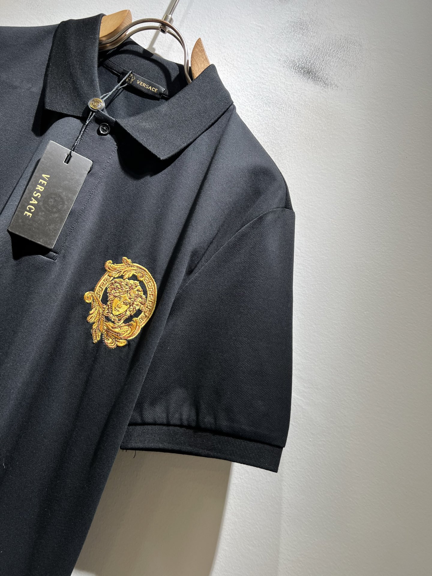 VER**CE范*哲 2026春夏新款新品！贸易渠道订单，美杜莎女王刺绣LOGO翻领Polo衫意大利制作