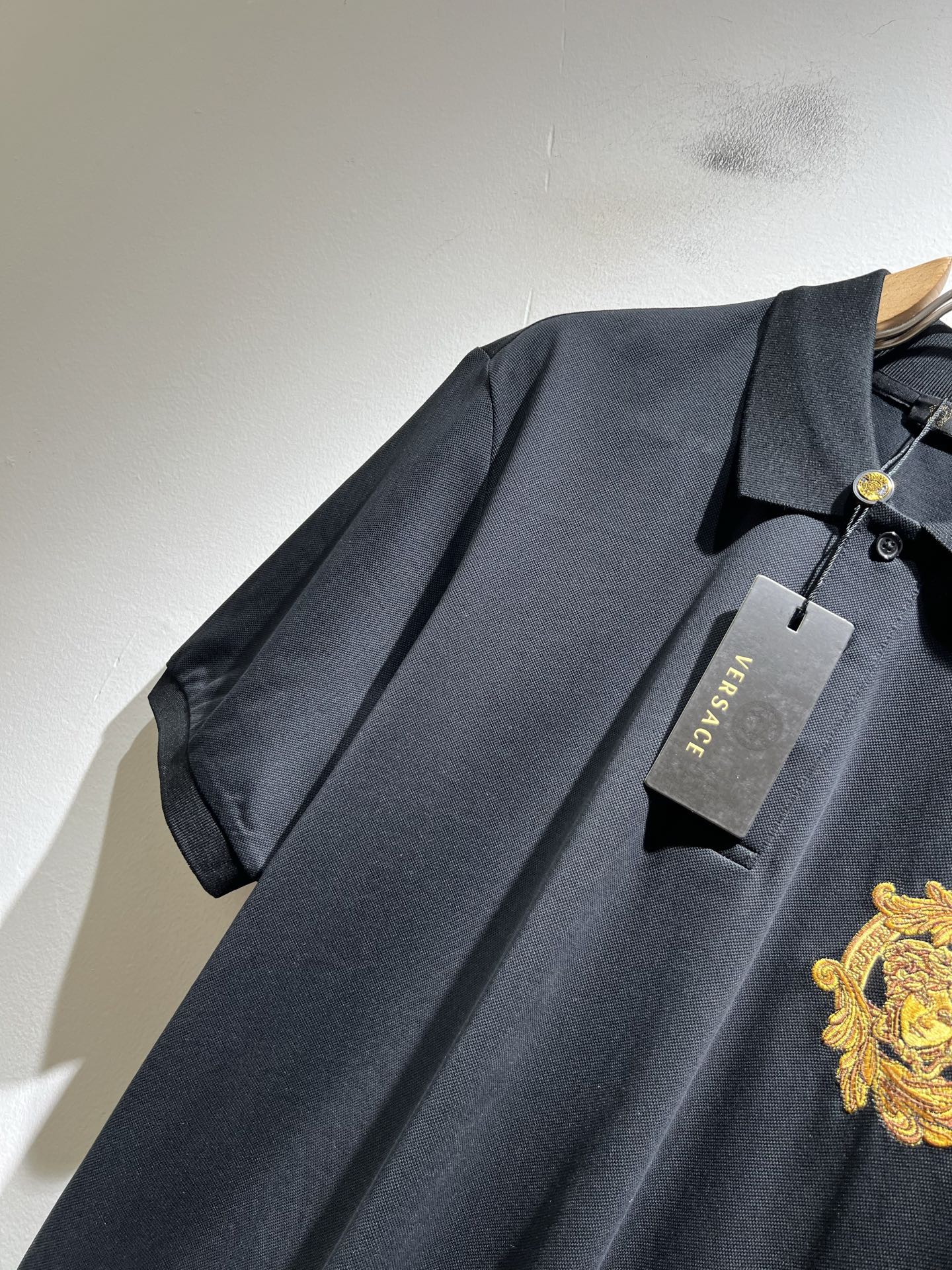 VER**CE范*哲 2026春夏新款新品！贸易渠道订单，美杜莎女王刺绣LOGO翻领Polo衫意大利制作