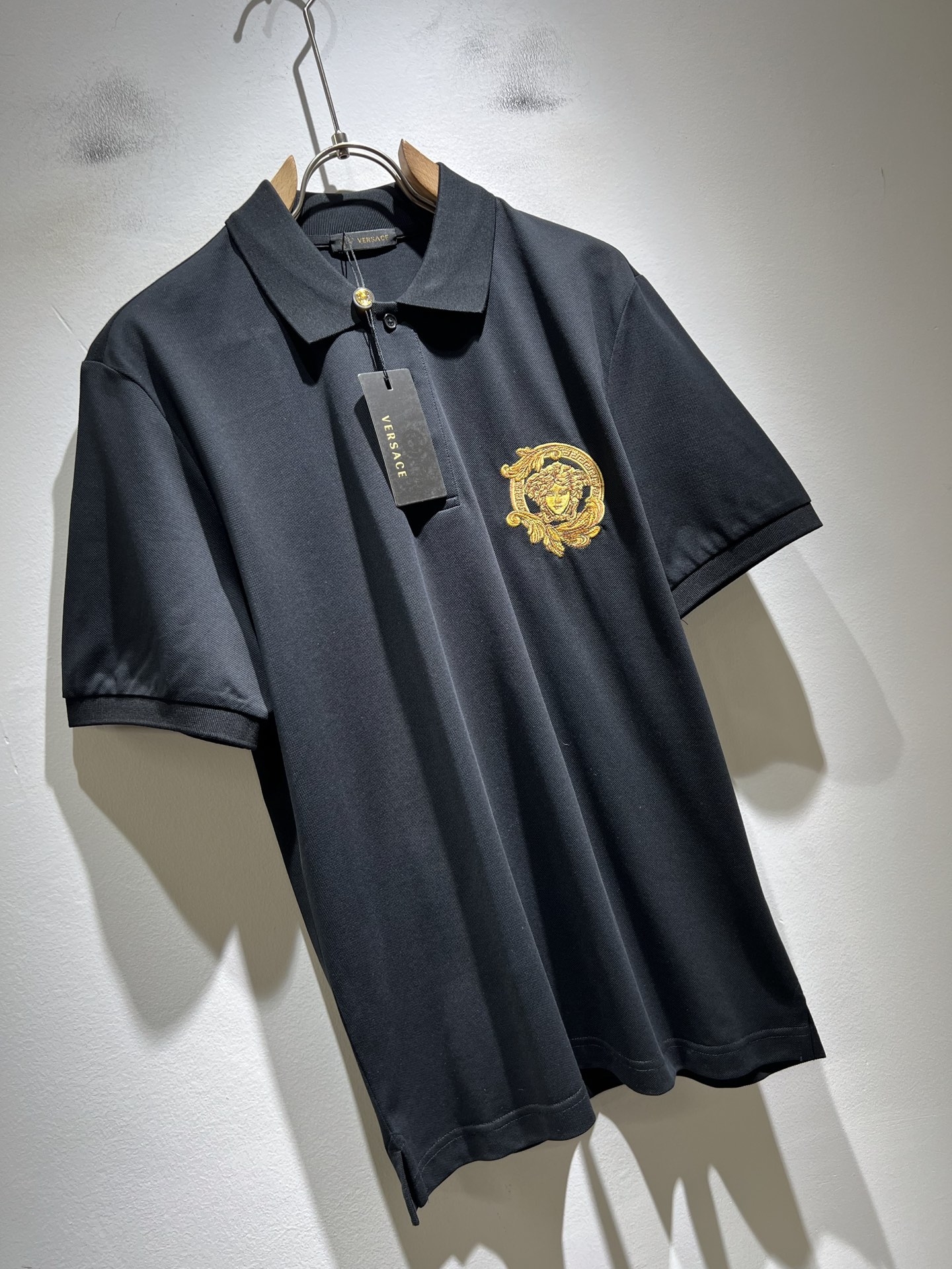 VER**CE范*哲 2026春夏新款新品！贸易渠道订单，美杜莎女王刺绣LOGO翻领Polo衫意大利制作