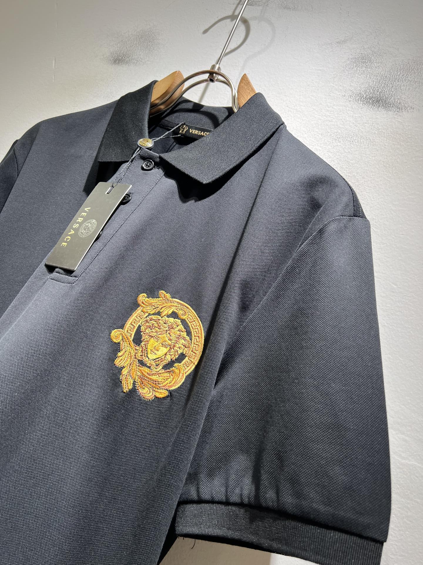 VER**CE范*哲 2026春夏新款新品！贸易渠道订单，美杜莎女王刺绣LOGO翻领Polo衫意大利制作