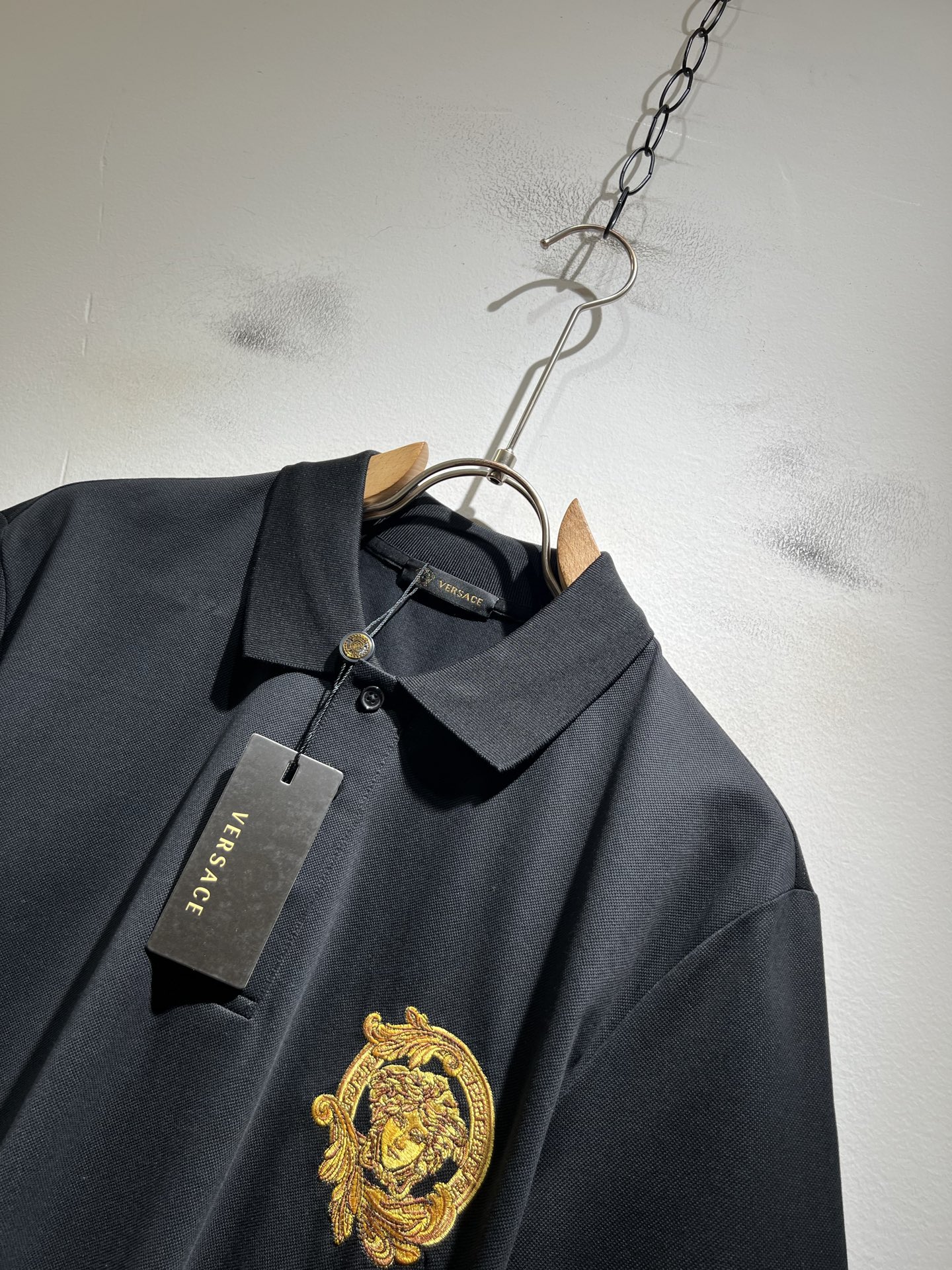 VER**CE范*哲 2026春夏新款新品！贸易渠道订单，美杜莎女王刺绣LOGO翻领Polo衫意大利制作