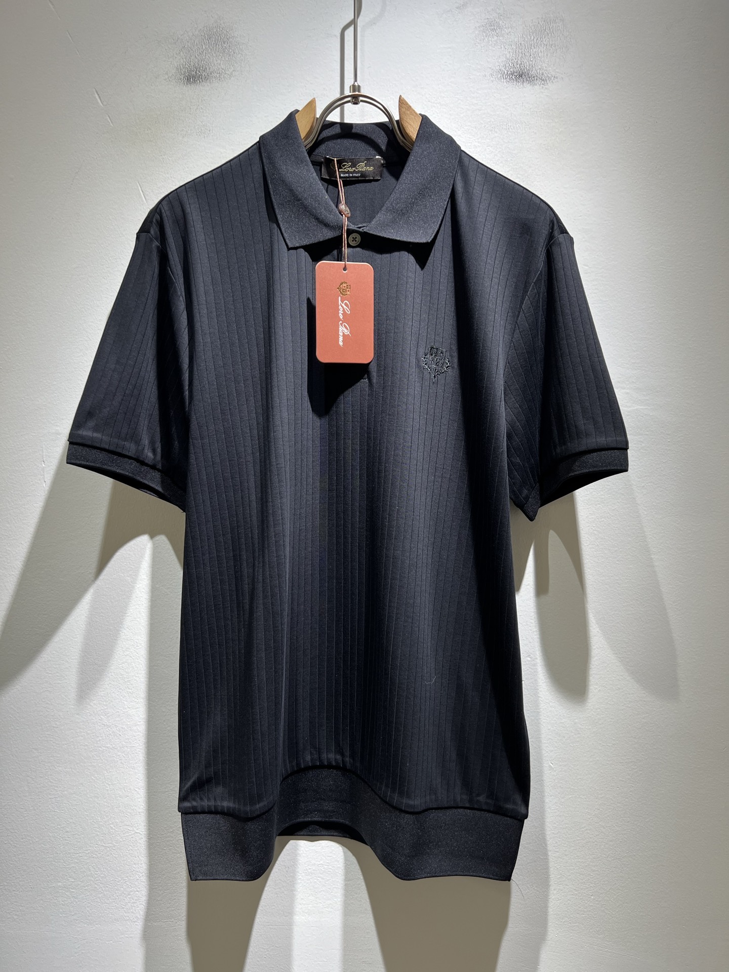 NO:746621,Loro Piana 2026 spring and summer men's latest trade order short-sleeved Polo shirt, in full condition!  !  Customized pure cotton fabric!  The upper body is comfortable and breathable, not stiff, and the overall body has a rich three-dimensional sense. Quality export order, embroidered logo pattern design on the chest!  Customized exclusive pique cotton fabric tailoring to meet the simple needs of commuters. The upper body effect is very good, slimming, and not picky about the figure. The workmanship of the fabric... is impeccable. Only good craftsmanship and good fabrics can make you wear a good taste. It is a must-have item for everyone!  Size M-3XL,,loro piana,T-shirt,19860909Loro Piana诺悠翩雅 2026春夏男士最新的贸易订单短袖Polo衫,全品相！！定制纯棉面料！上身舒适透气,不僵硬,整体有着丰富的立体感,品质出口订单,胸前刺绣logo图案设计！定制专属珠地棉面料剪裁,满足通勤人们对于着装的简约需求,上身效果很好,显瘦,不挑剔身材.面料做工....无可挑剔,好工艺好面料才能穿出好品味一款,人手必备单品！尺码M-3XL,,loro piana,T-shirt,,Men's clothing