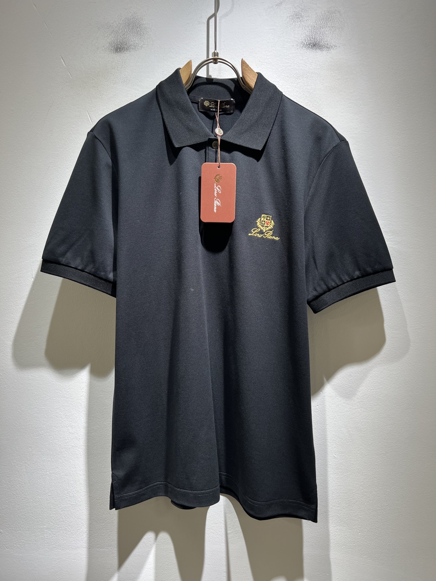 NO:746618,Loro Piana 2026 spring and summer men's latest trade order short-sleeved Polo shirt, in full condition!  !  Customized pique cotton fabric!  The upper body is comfortable and breathable, not stiff, and the overall body has a rich three-dimensional sense. Quality export order, embroidered logo pattern design on the chest!  Customized exclusive pique cotton fabric tailoring to meet the simple needs of commuters. The upper body effect is very good, slimming, and not picky about the figure. The workmanship of the fabric... is impeccable. Only good craftsmanship and good fabrics can make you wear a good taste. It is a must-have item for everyone!  Size M-3XL,,loro piana,T-shirt,19860909Loro Piana诺悠翩雅 2026春夏男士最新的贸易订单短袖Polo衫,全品相！！定制珠地纯棉面料！上身舒适透气,不僵硬,整体有着丰富的立体感,品质出口订单,胸前刺绣logo图案设计！定制专属珠地棉面料剪裁,满足通勤人们对于着装的简约需求,上身效果很好,显瘦,不挑剔身材.面料做工....无可挑剔,好工艺好面料才能穿出好品味一款,人手必备单品！尺码M-3XL,,loro piana,T-shirt,,Men's clothing