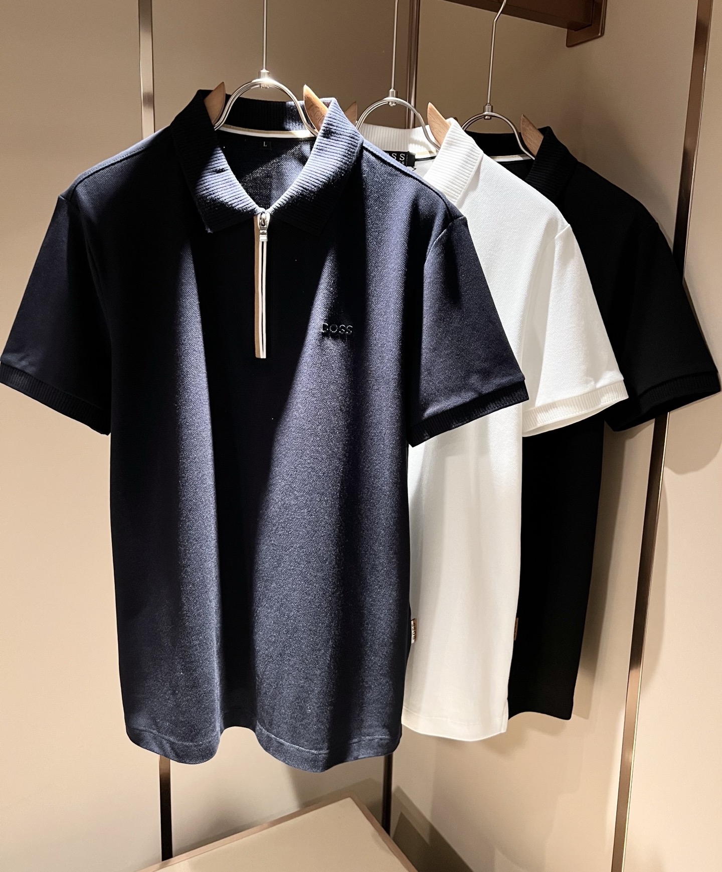 NO:746608,BOSS 2026 new spring and summer men's short-sleeved Polo shirt, the latest model is exclusively available online!  !  ~It is both classic and fashionable, who doesn’t love it? It shows the classic again, it is very eye-catching, and it has a low-luxury aura and recognition!  Pr*da's traditional brand concept and modern advanced technology are perfectly combined. Coupled with an extremely modern and simple design, exclusive letter logo pattern embroidery design!  Customized 100% imported elastic spandex fabric!  The texture of this model is quite impressive. You can tell the specifications and grades at your fingertips. The level of finesse and breathability are top-notch!  Size M-3XL,,T-shirt,19860909BOSS 2026春夏新款男士短袖Polo衫,最新款全网独家首上！！~既经典有时尚百搭,谁不爱啊,将经典再次展现,非常的耐看,自带低奢光环与辨识度！Pr*da传统的品牌理念和现代化的先进技术进行了完美结合.加上极其现代摩登风范的简约设计,专属字母logo图案刺绣设计！定制百分百进口弹力氨纶面料！此款的质感相当感人 触手便知规格档次 细腻程度与透气效果堪称顶级！尺码M-3XL,,T-shirt,,Men's clothing