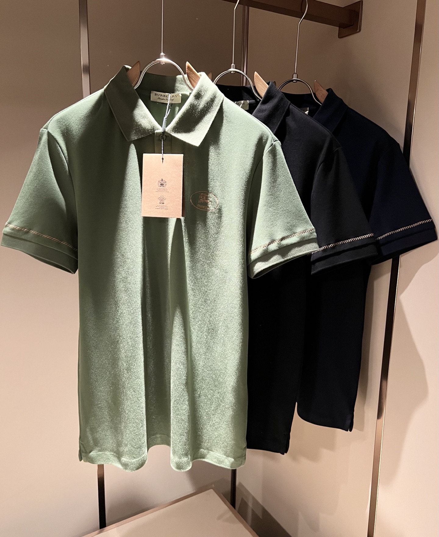 NO:746605,Bur*erry 2026 spring and summer new men's short-sleeved Polo shirt, the brand's latest design elements!  It’s neither monotonous nor complicated, just the right amount to show off your taste!  Customer-supplied top-quality customized pique cotton fabrics!  Comfortable, sweat-absorbent and breathable are not a problem at all. The unique luxury feel of the fabric presents a simple and elegant temperament!  Logo embroidery design on the chest!  Full three-dimensional! Standard cutting design!  Every detail is in sync with high-end fashion. Sizes: M-3XL, burberry, T-shirt,19860909Bur*erry 巴*莉 2026春夏新款男士短袖Polo衫,品牌最新设计元素！既不单调也不复杂,恰到好处的展现品味！客供顶级定制珠地棉面料！舒适吸汗透气根本不在话下,面料独具的高奢感呈现简约优雅气质！胸前logo刺绣设计！饱满立体!标准裁剪设计！每一处细节都是与高端时尚同步的体现.尺码:M-3XL,,burberry,T-shirt,,Men's clothing