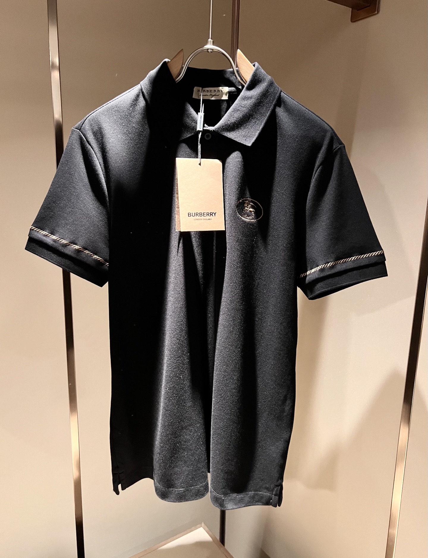 Bur*erry 巴*莉 2026春夏新款男士短袖Polo衫，品牌最新设计元素！既不单调也不复杂,恰到好