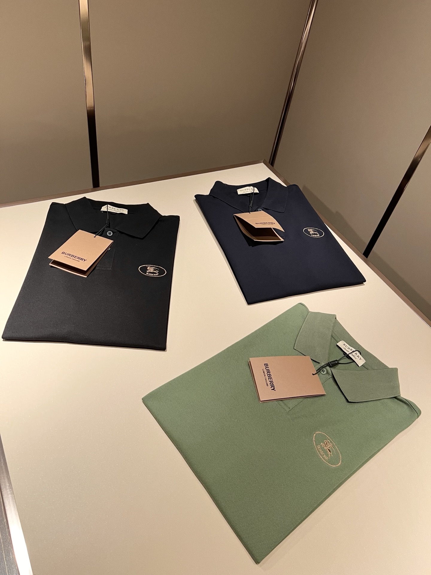 Bur*erry 巴*莉 2026春夏新款男士短袖Polo衫，品牌最新设计元素！既不单调也不复杂,恰到好