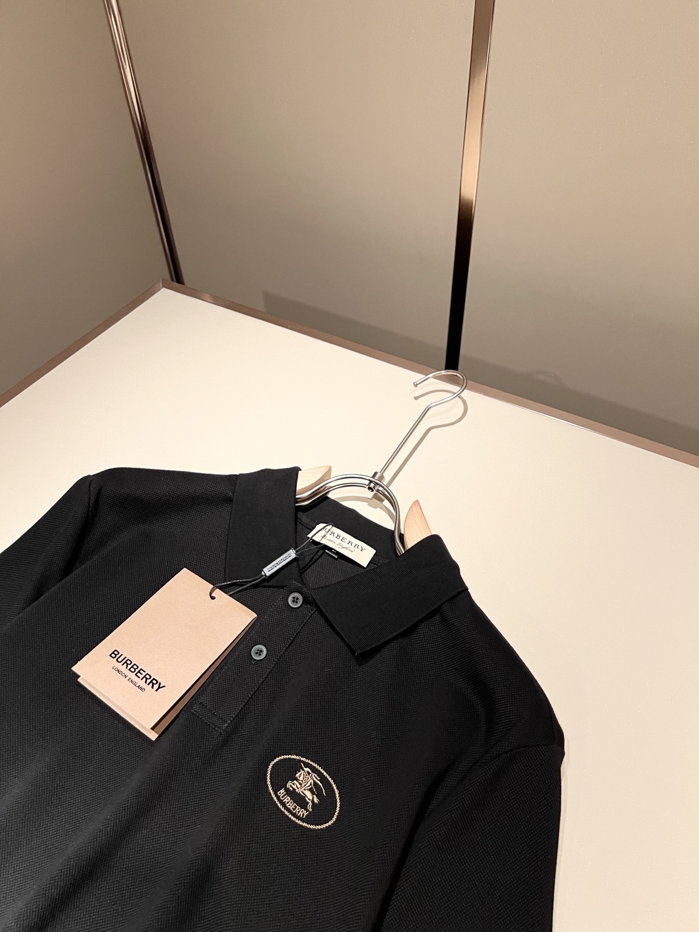 Bur*erry 巴*莉 2026春夏新款男士短袖Polo衫，品牌最新设计元素！既不单调也不复杂,恰到好