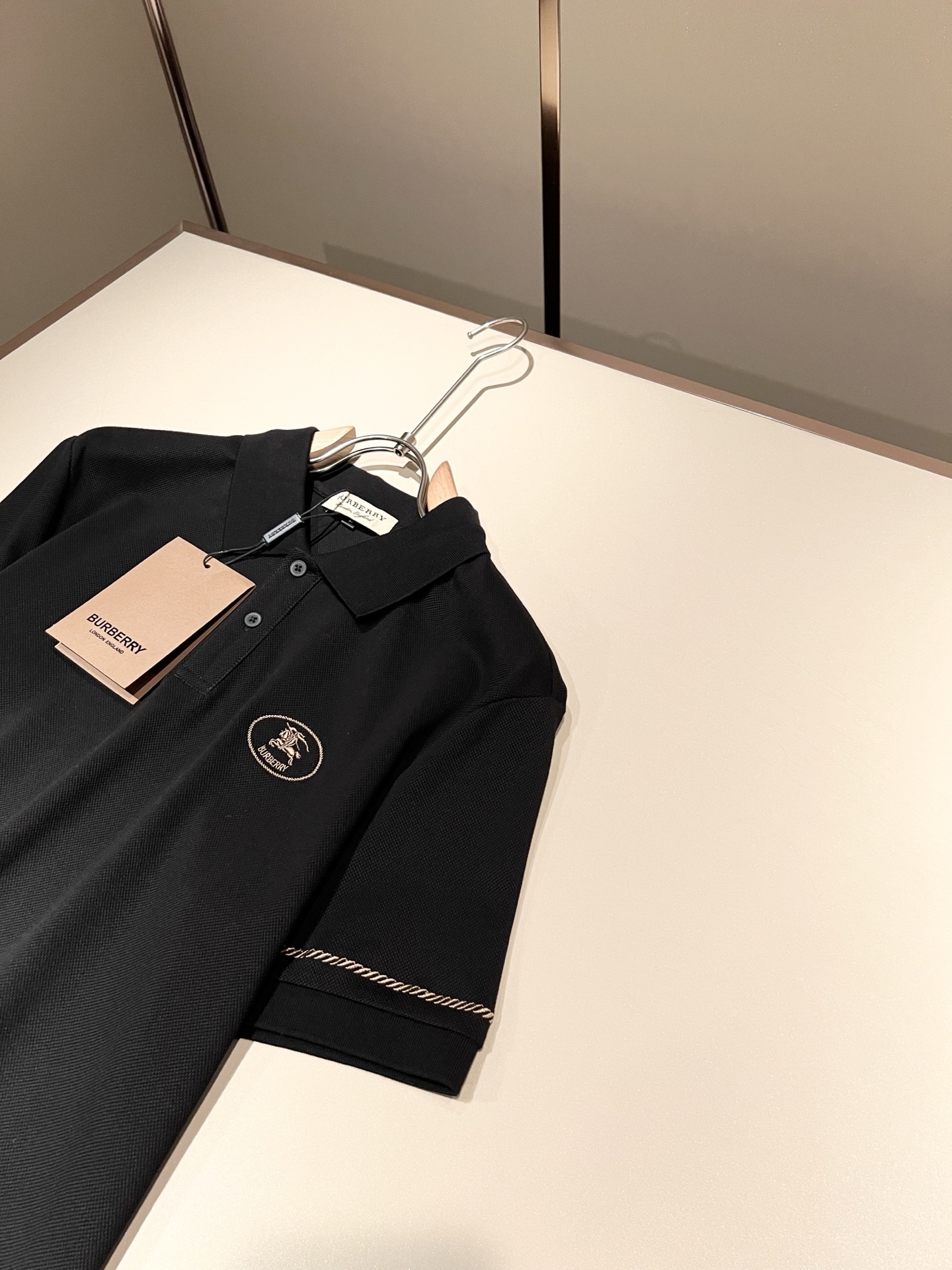 Bur*erry 巴*莉 2026春夏新款男士短袖Polo衫，品牌最新设计元素！既不单调也不复杂,恰到好