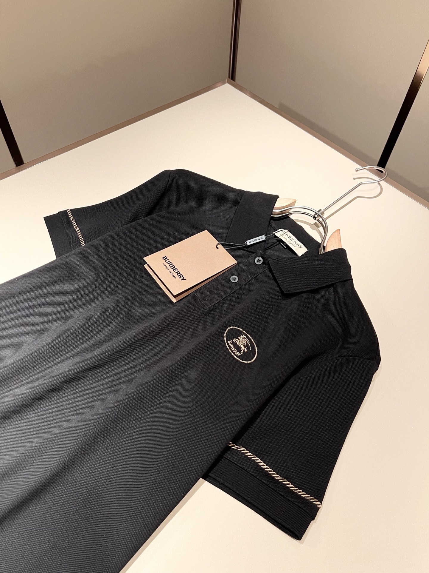 Bur*erry 巴*莉 2026春夏新款男士短袖Polo衫，品牌最新设计元素！既不单调也不复杂,恰到好