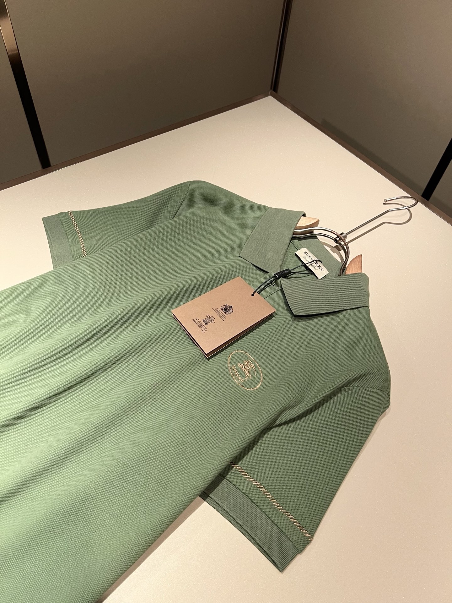Bur*erry 巴*莉 2026春夏新款男士短袖Polo衫，品牌最新设计元素！既不单调也不复杂,恰到好