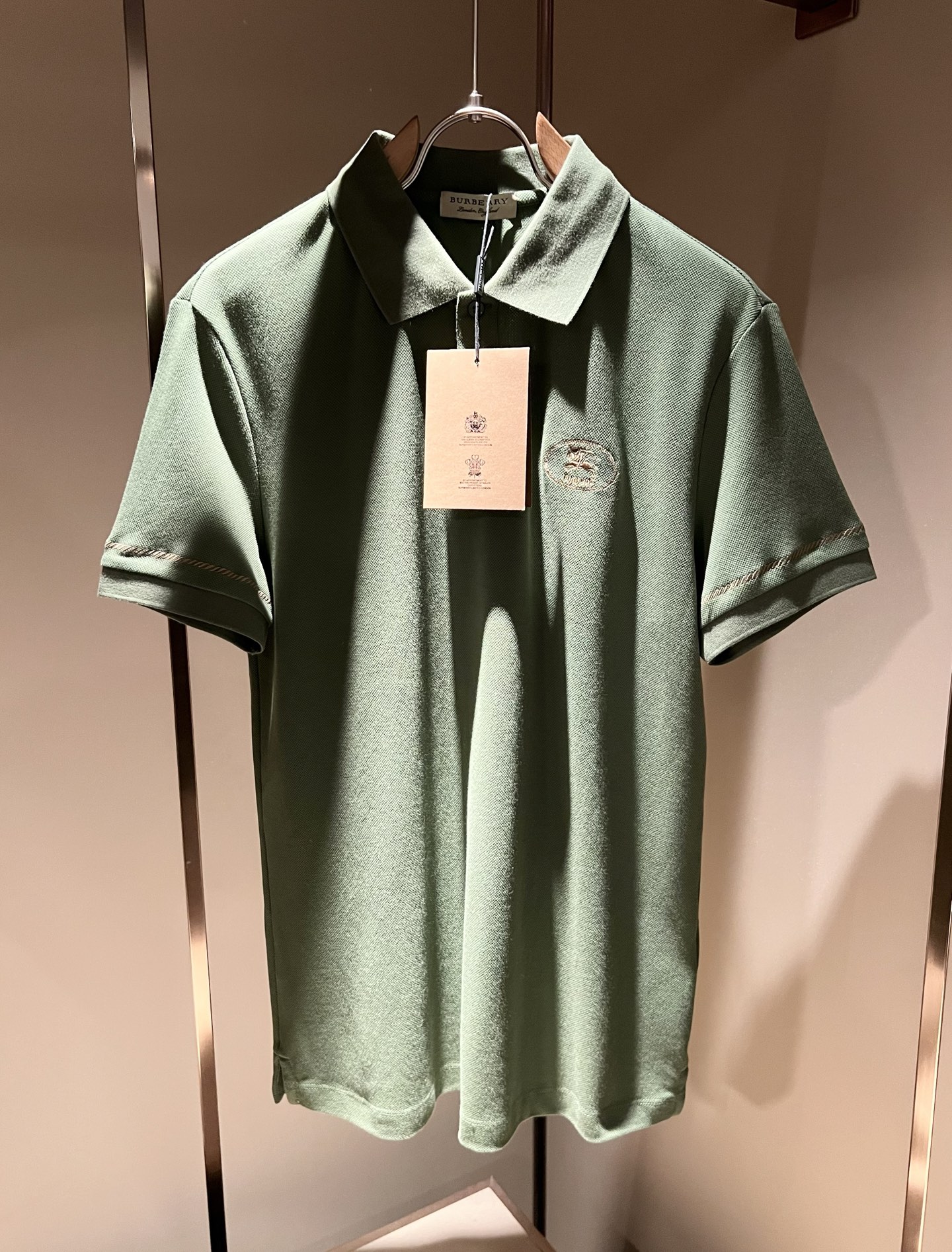Bur*erry 巴*莉 2026春夏新款男士短袖Polo衫，品牌最新设计元素！既不单调也不复杂,恰到好