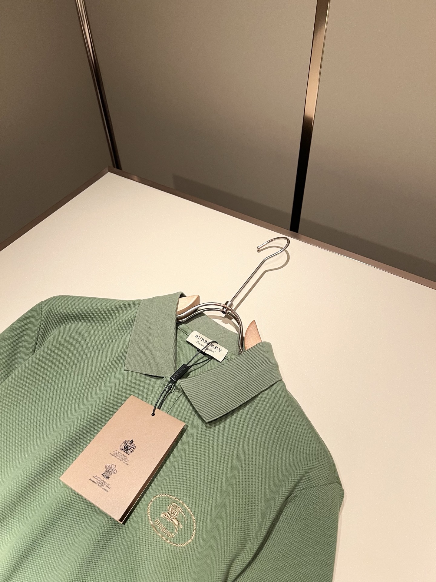 Bur*erry 巴*莉 2026春夏新款男士短袖Polo衫，品牌最新设计元素！既不单调也不复杂,恰到好