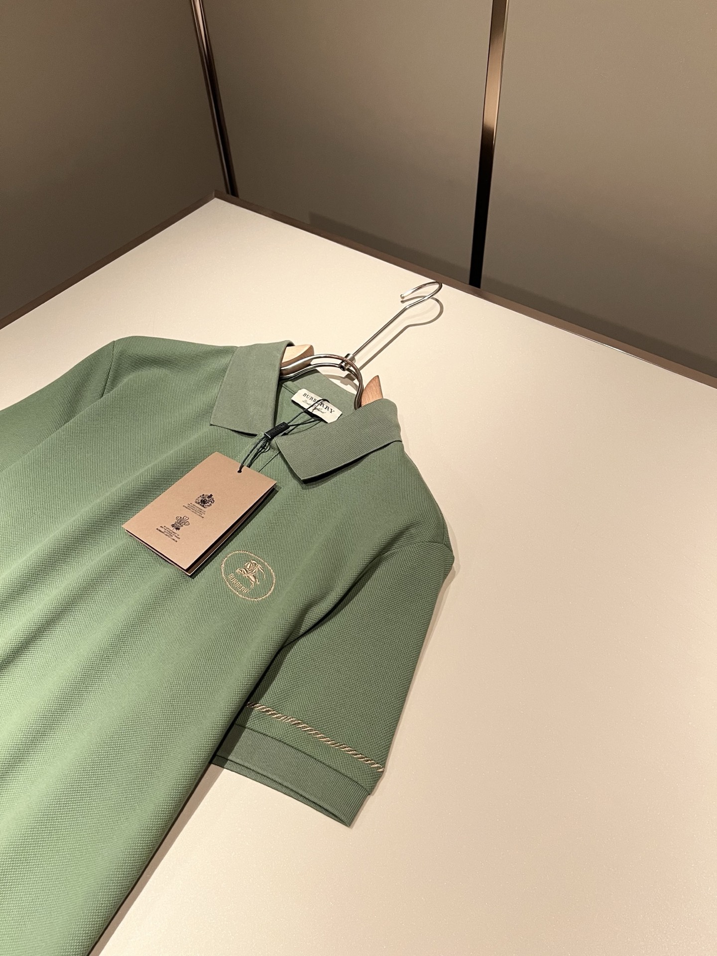 Bur*erry 巴*莉 2026春夏新款男士短袖Polo衫，品牌最新设计元素！既不单调也不复杂,恰到好