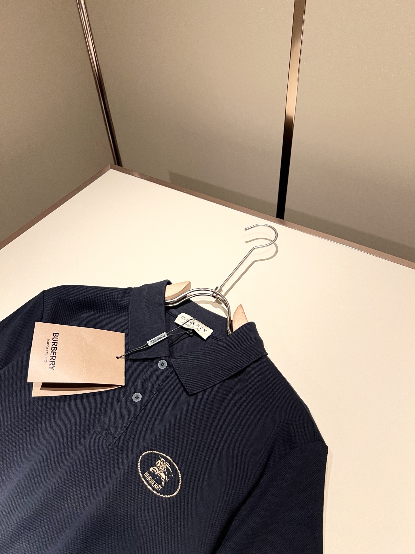 Bur*erry 巴*莉 2026春夏新款男士短袖Polo衫，品牌最新设计元素！既不单调也不复杂,恰到好