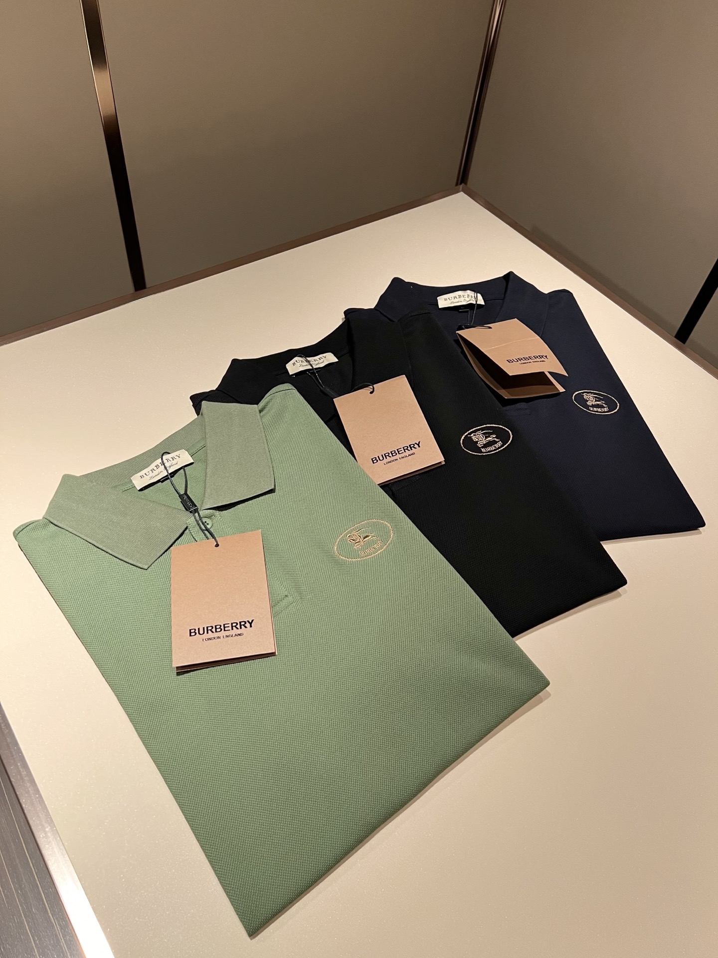 Bur*erry 巴*莉 2026春夏新款男士短袖Polo衫，品牌最新设计元素！既不单调也不复杂,恰到好
